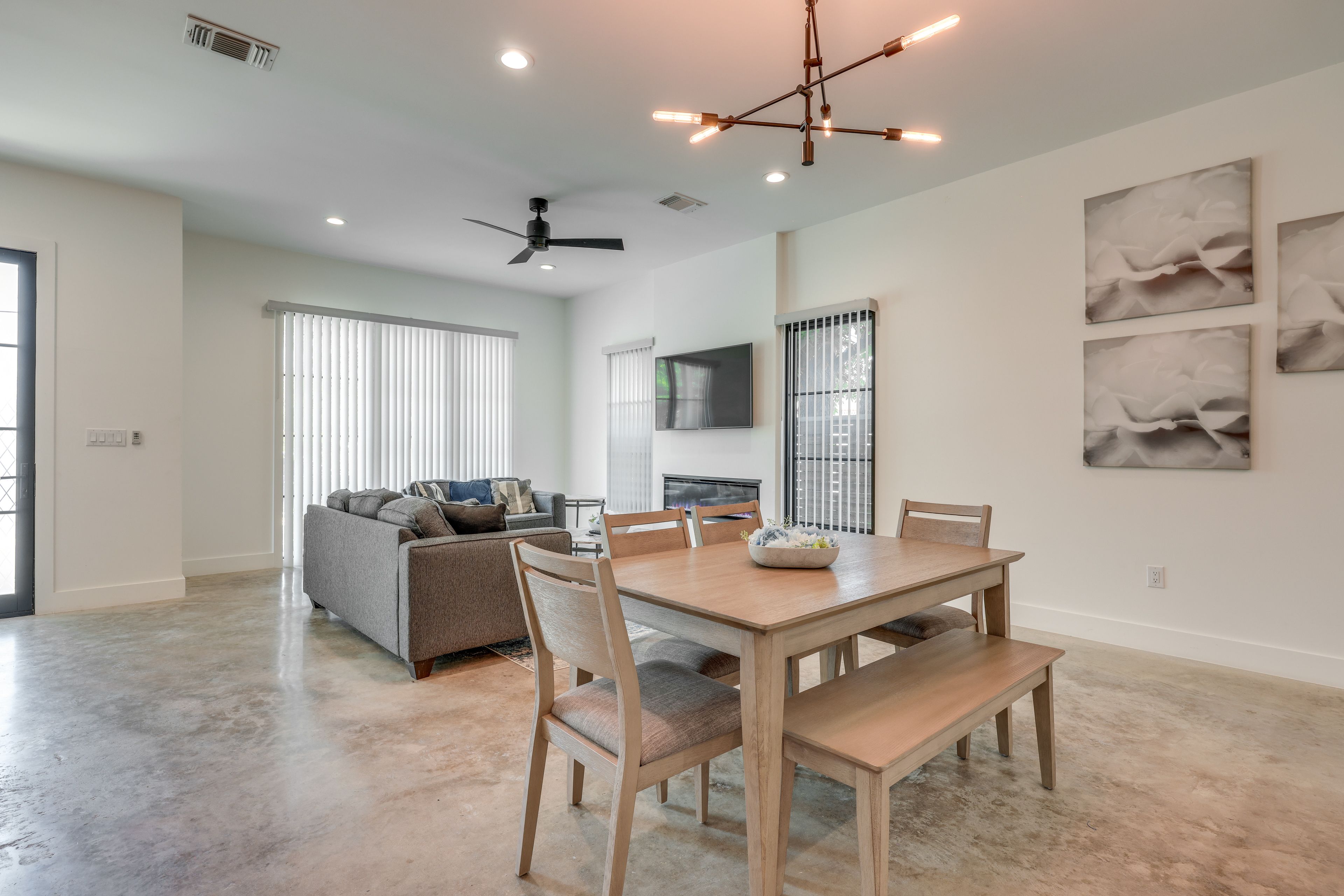 Dining Area | Dishware/Flatware Provided | Central Air Conditioning/Heat