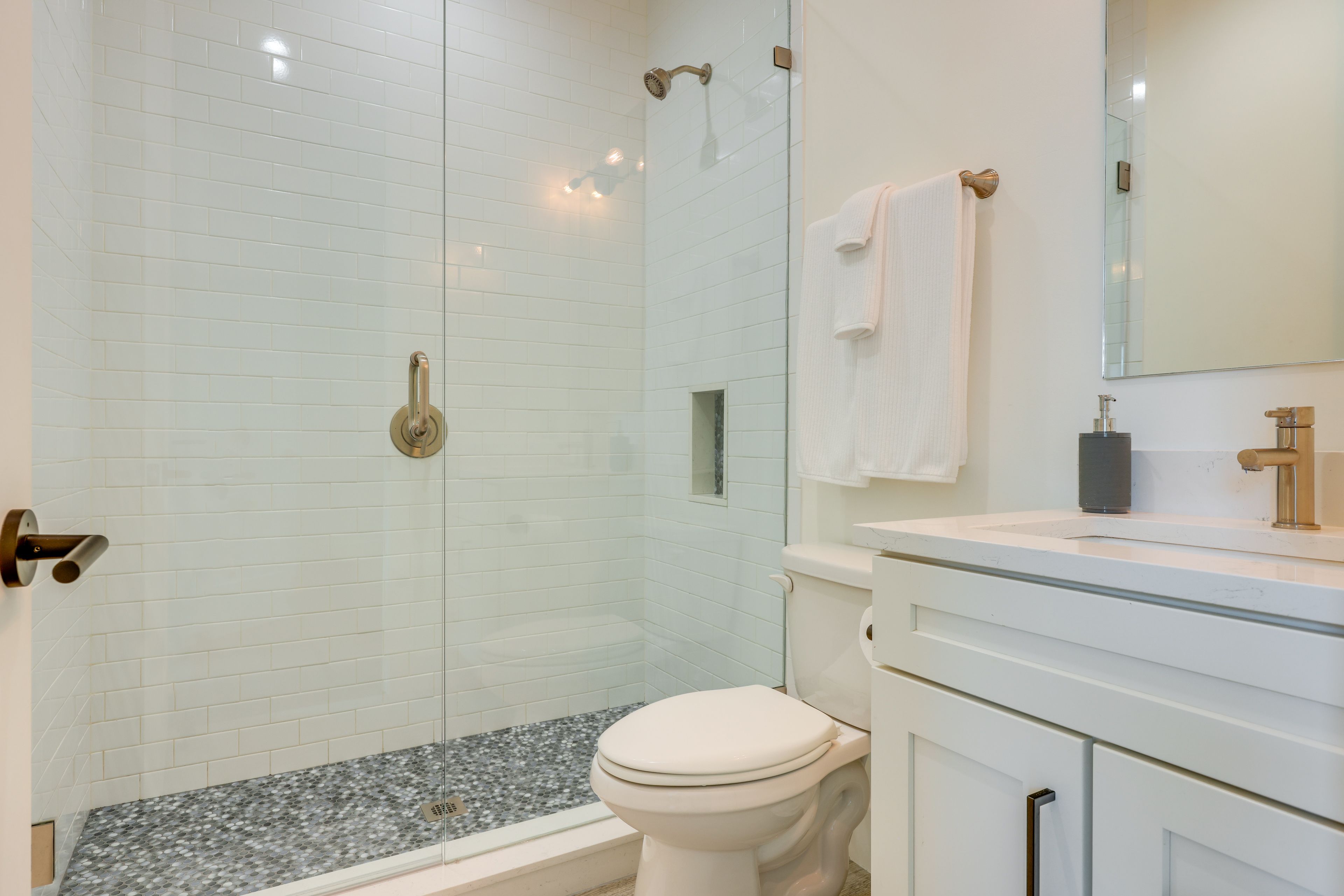 Full Bathroom | Towels Provided