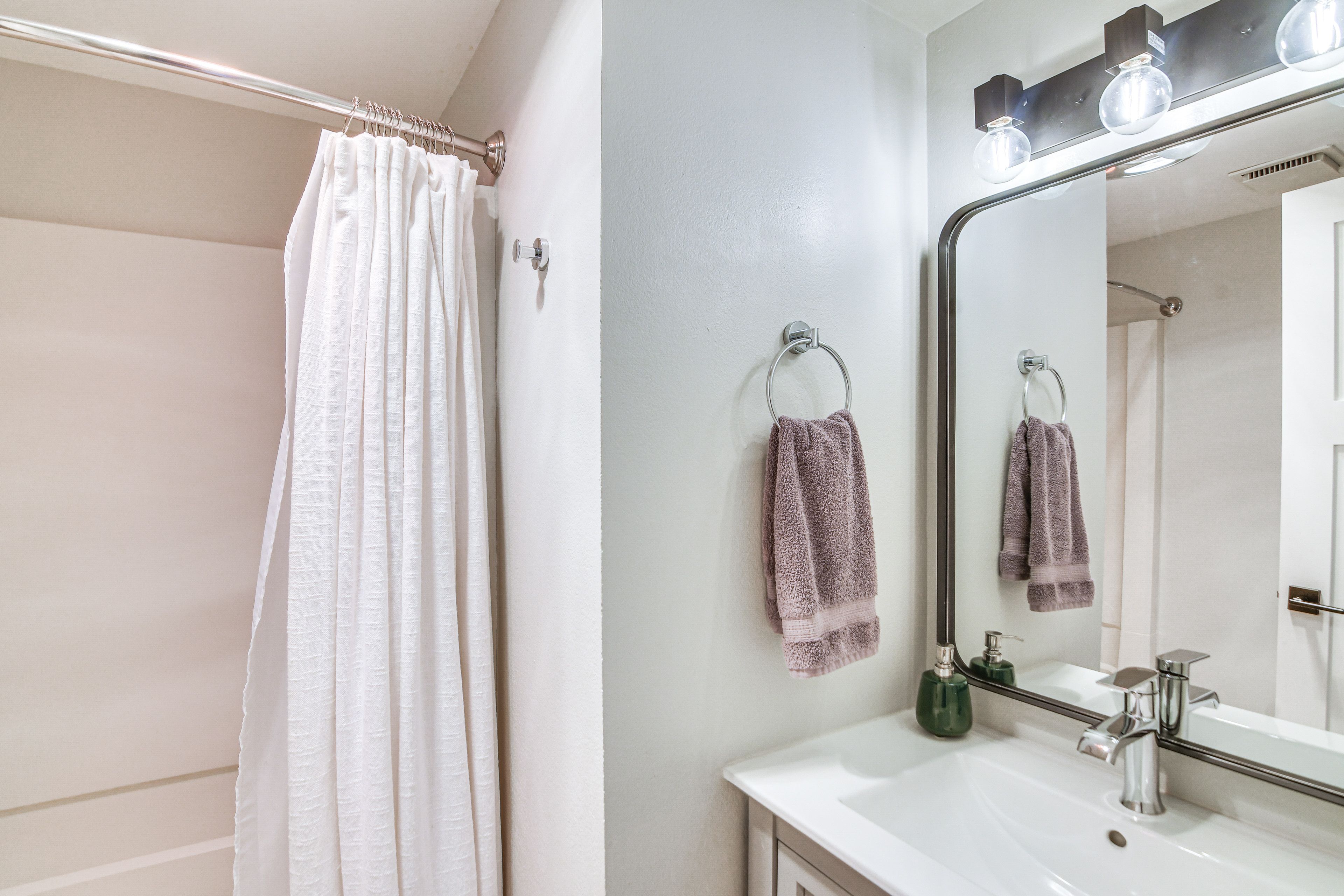 Full Bathroom | Towels Provided
