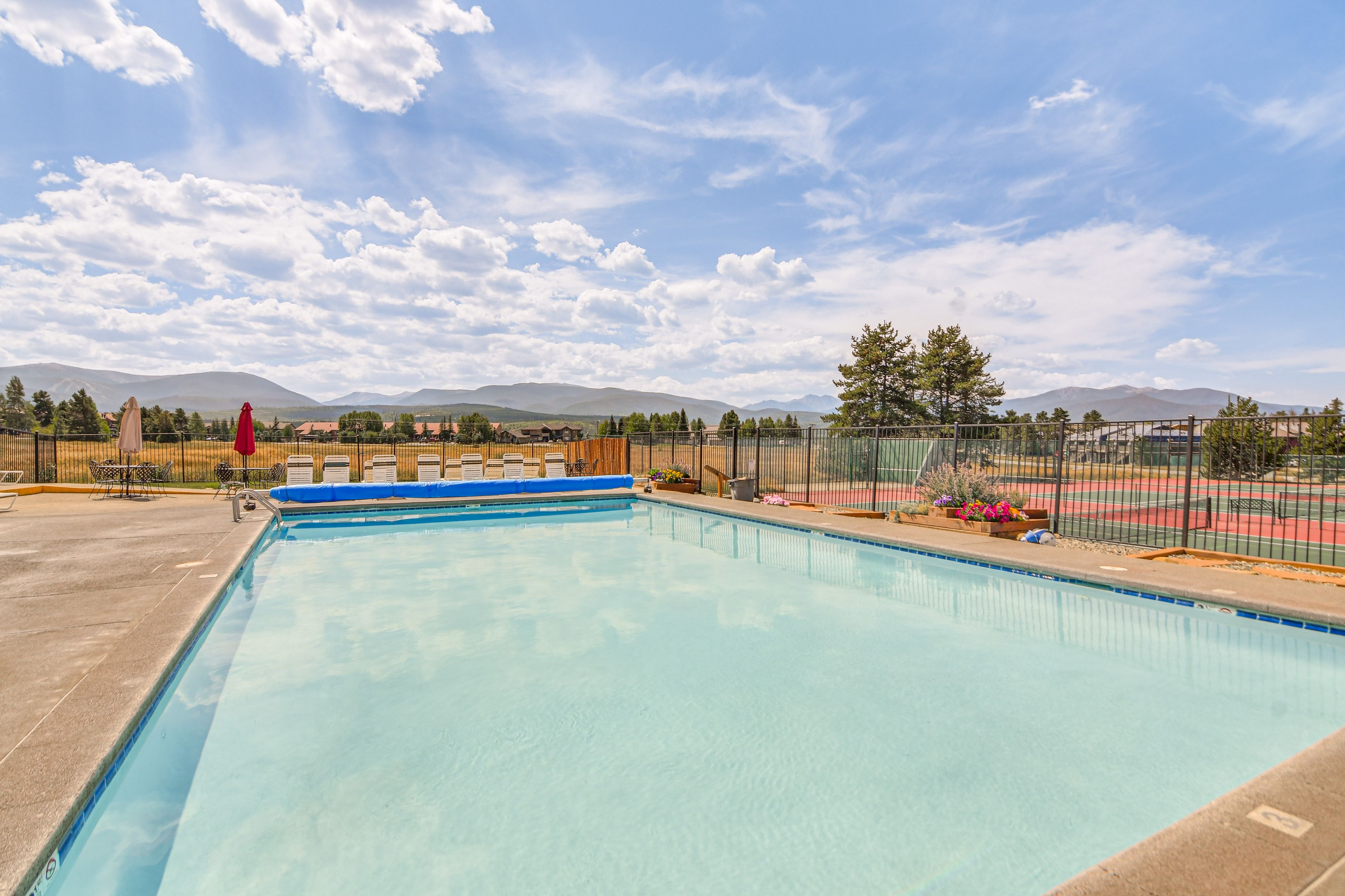 Community Amenities | Outdoor Pool & Hot Tubs