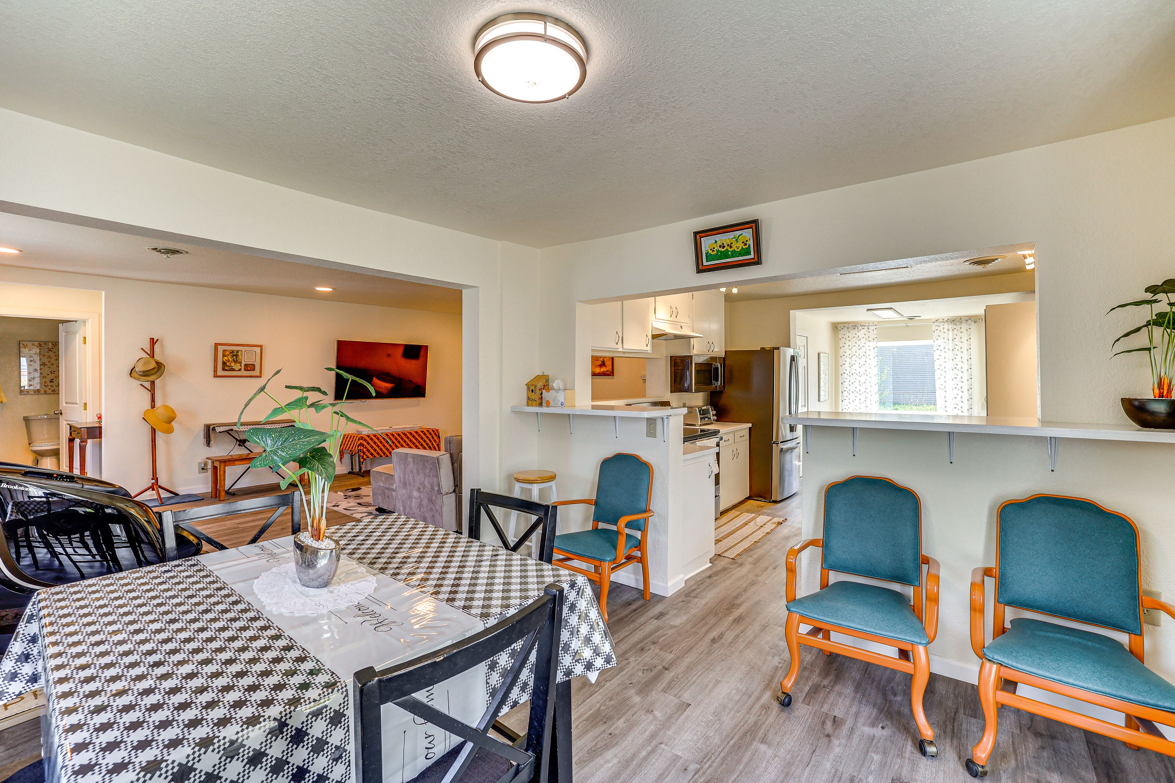 Dining Area & Kitchen