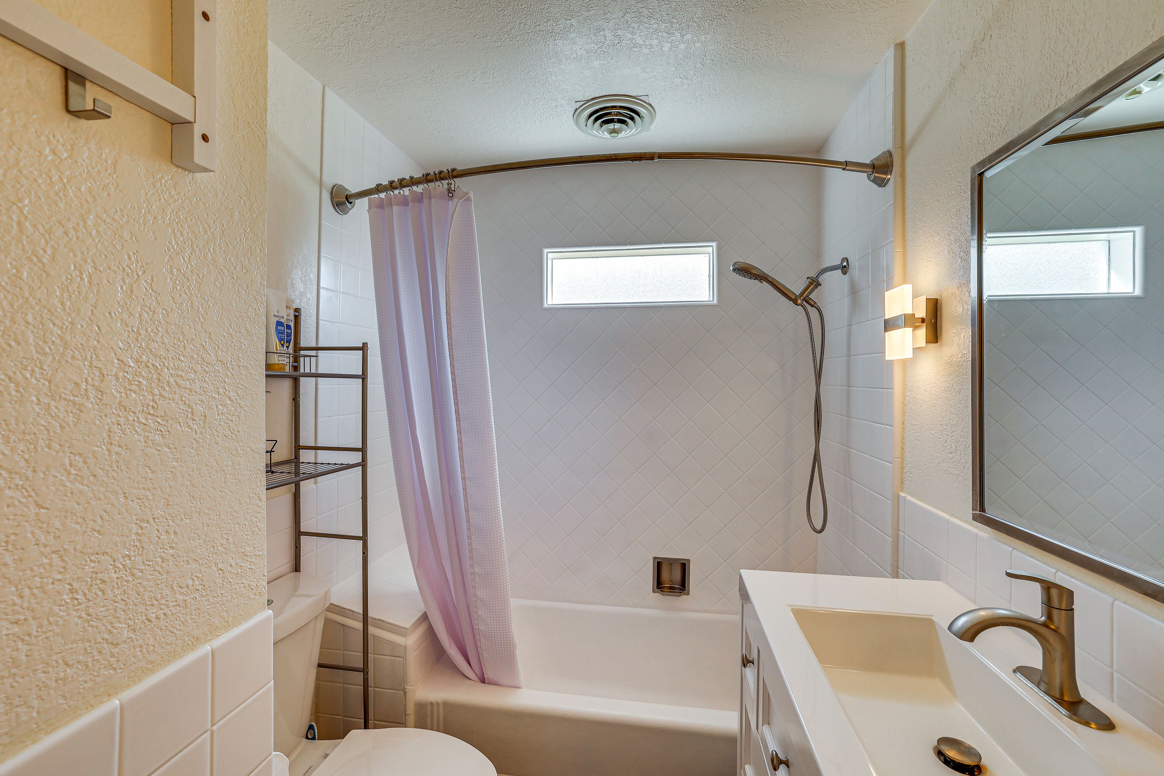 Full Bathroom | Complimentary Toiletries