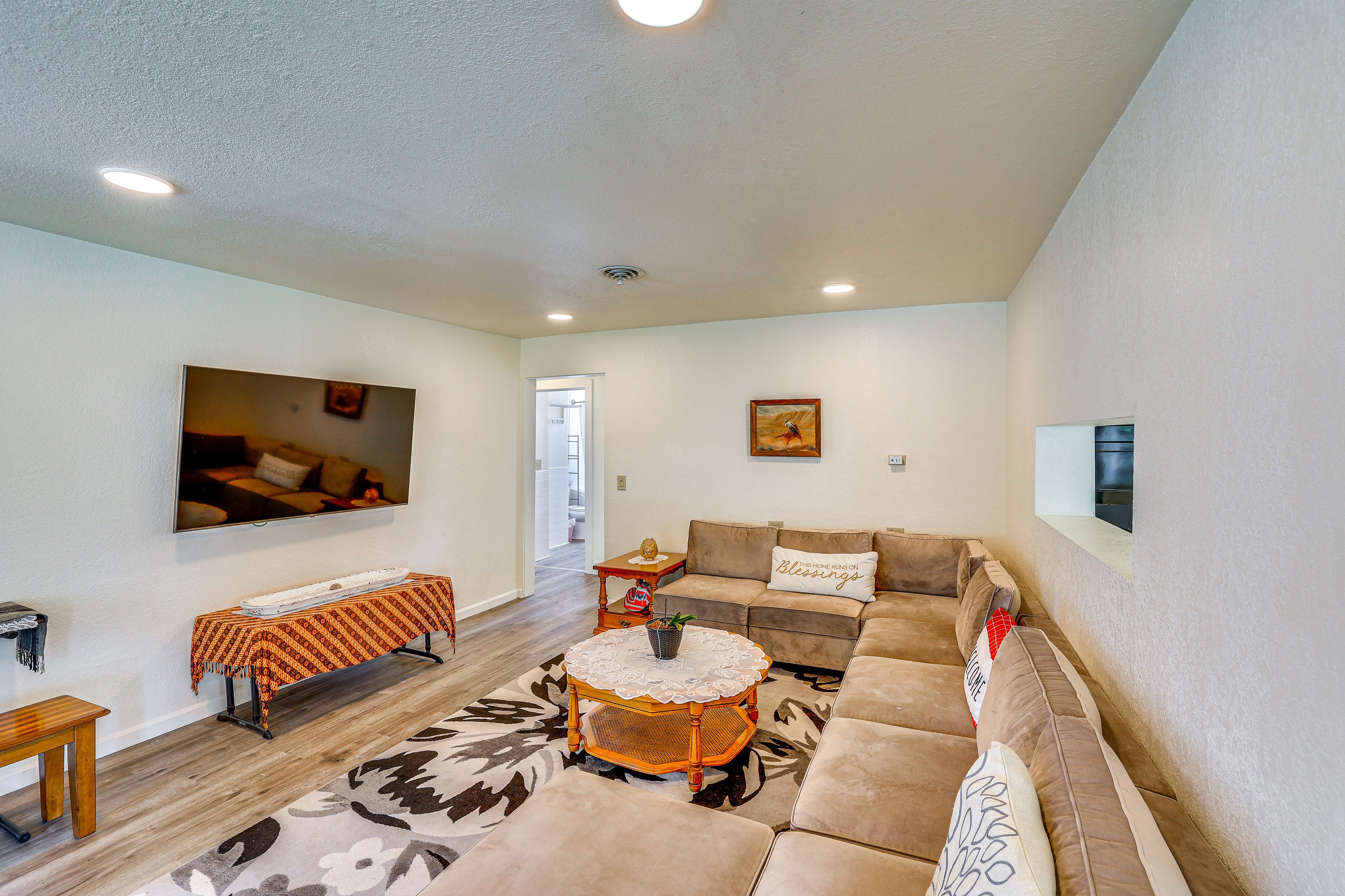 Living Room | Massage Chair | 65" Smart TV | Free WiFi | Central A/C & Heating