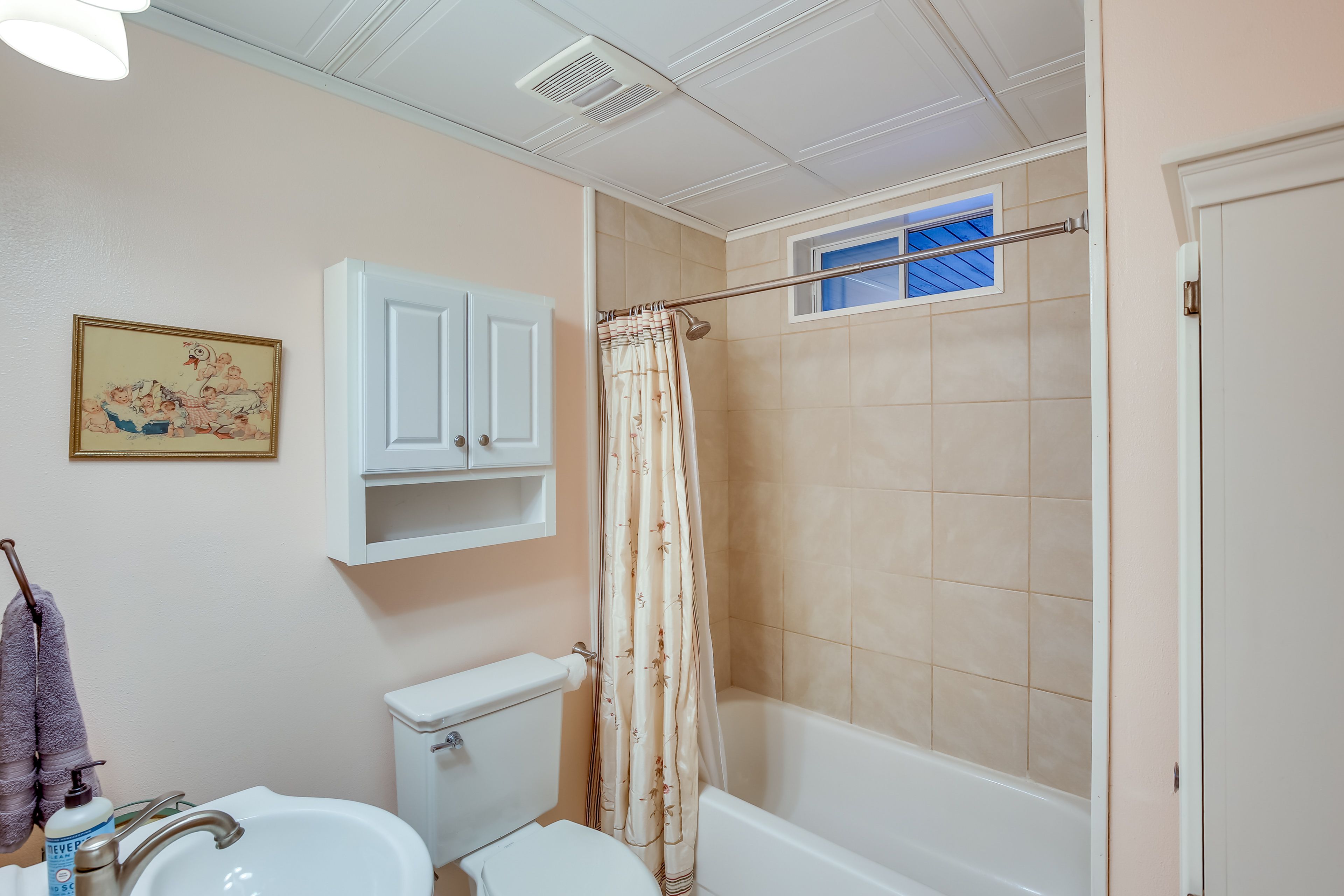 Full Bathroom | Towels & Linens Provided