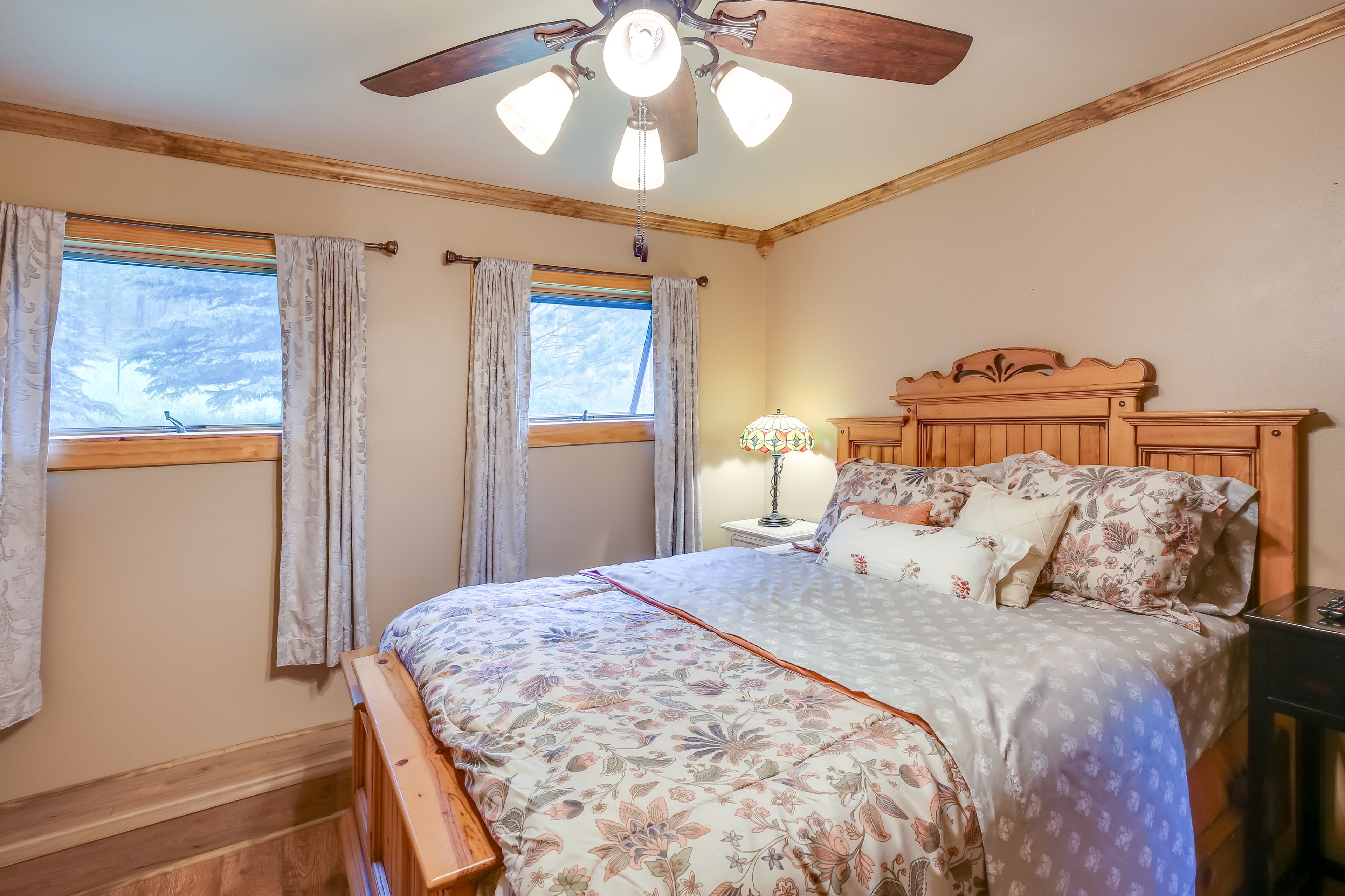 Bedroom 1 | Queen Bed