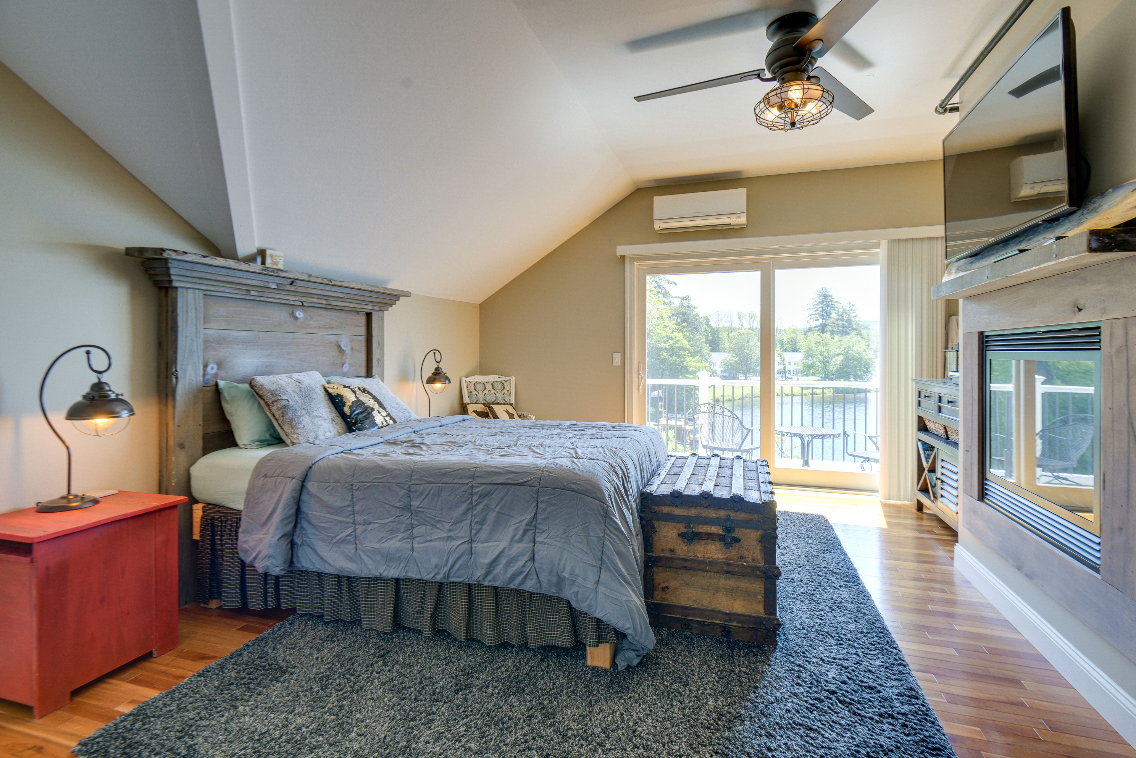Bedroom 1 | Queen Bed | Twin Bed | Smart TV | Fireplace