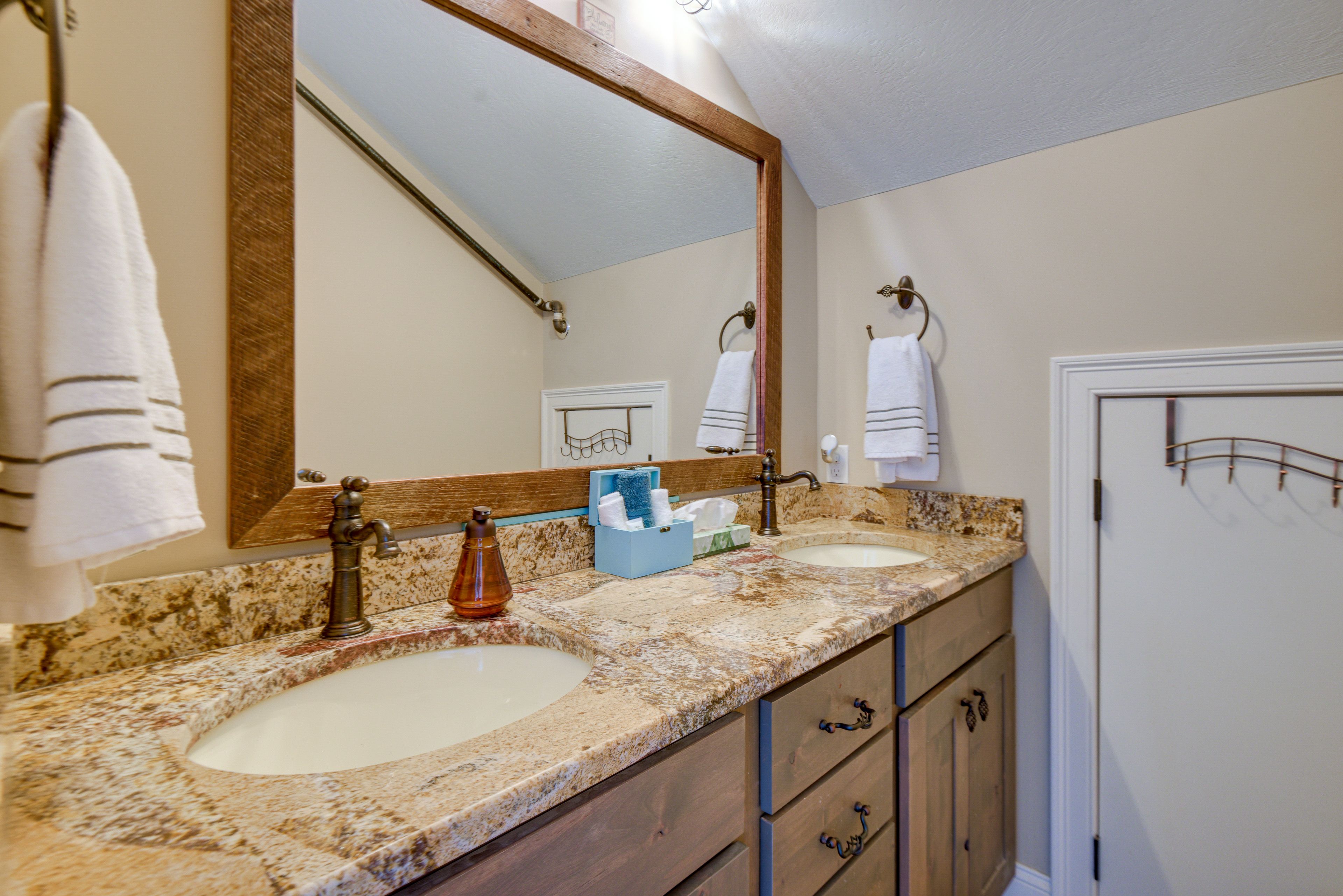 Full Bath | Complimentary Toiletries | Towels Provided