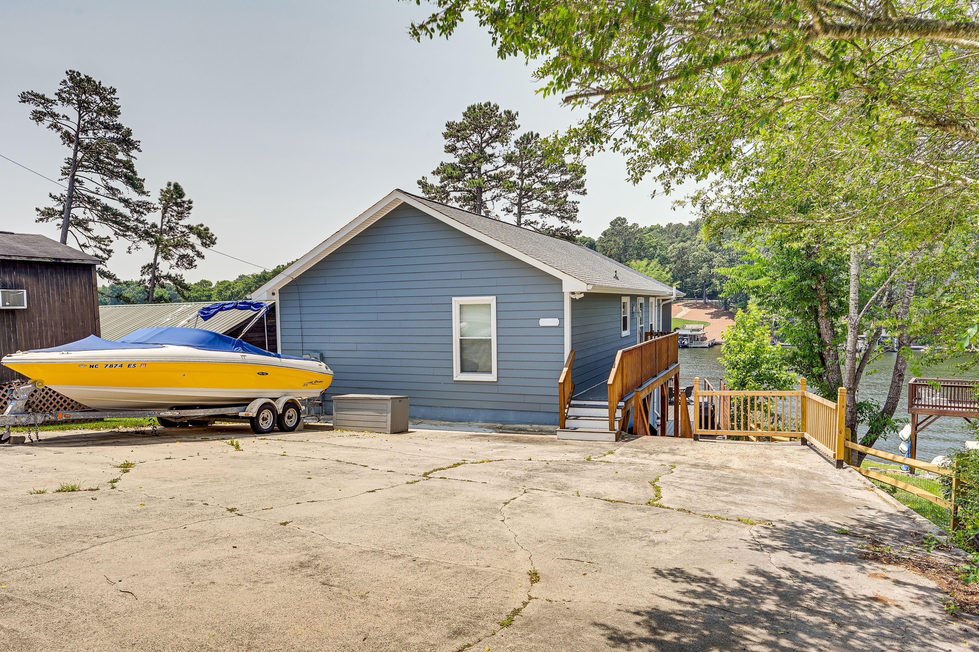 Parking | Driveway (6 Vehicles)