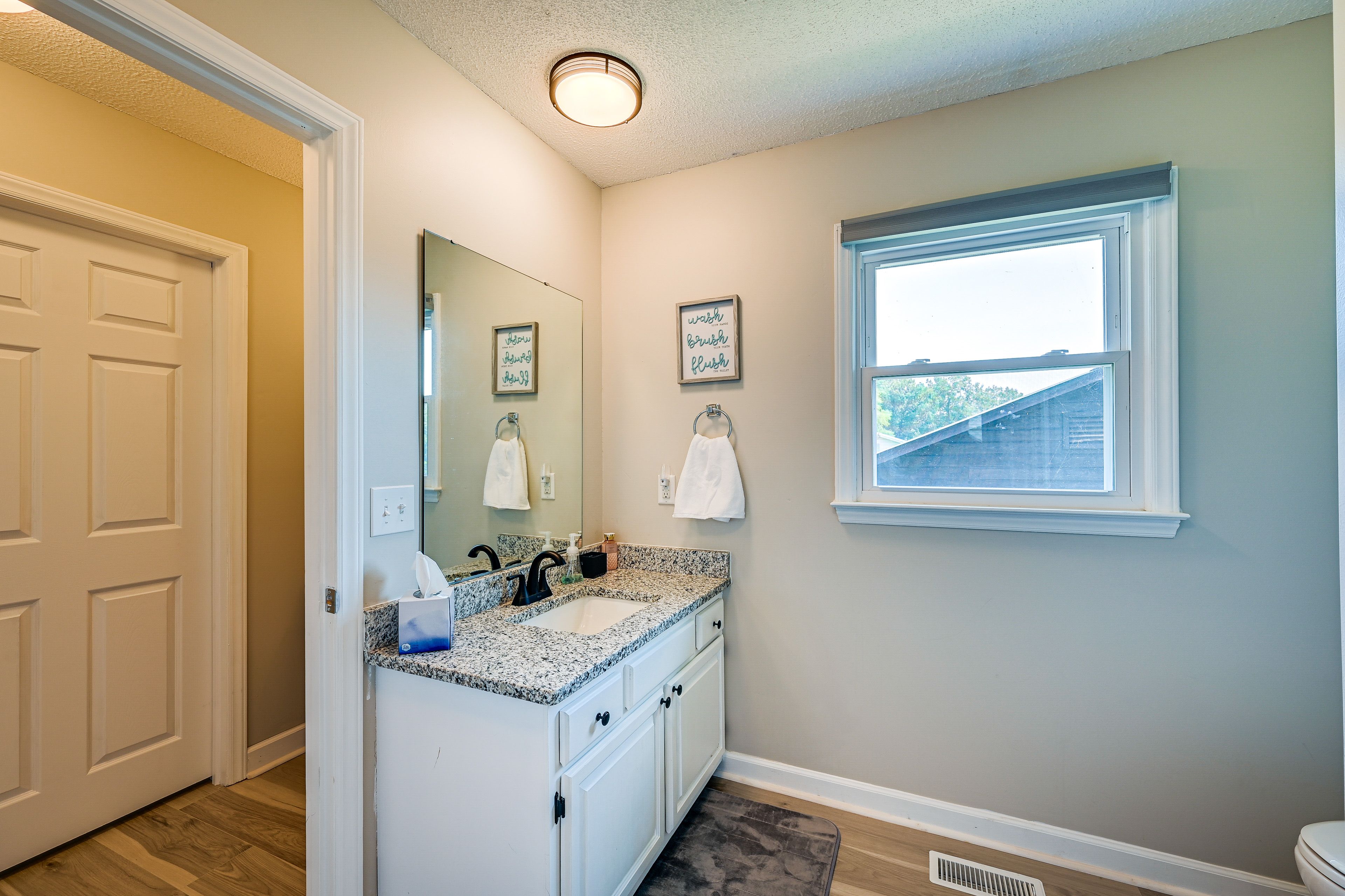 Full Bathroom | 1st Floor | Hair Dryer | Washer/Dryer