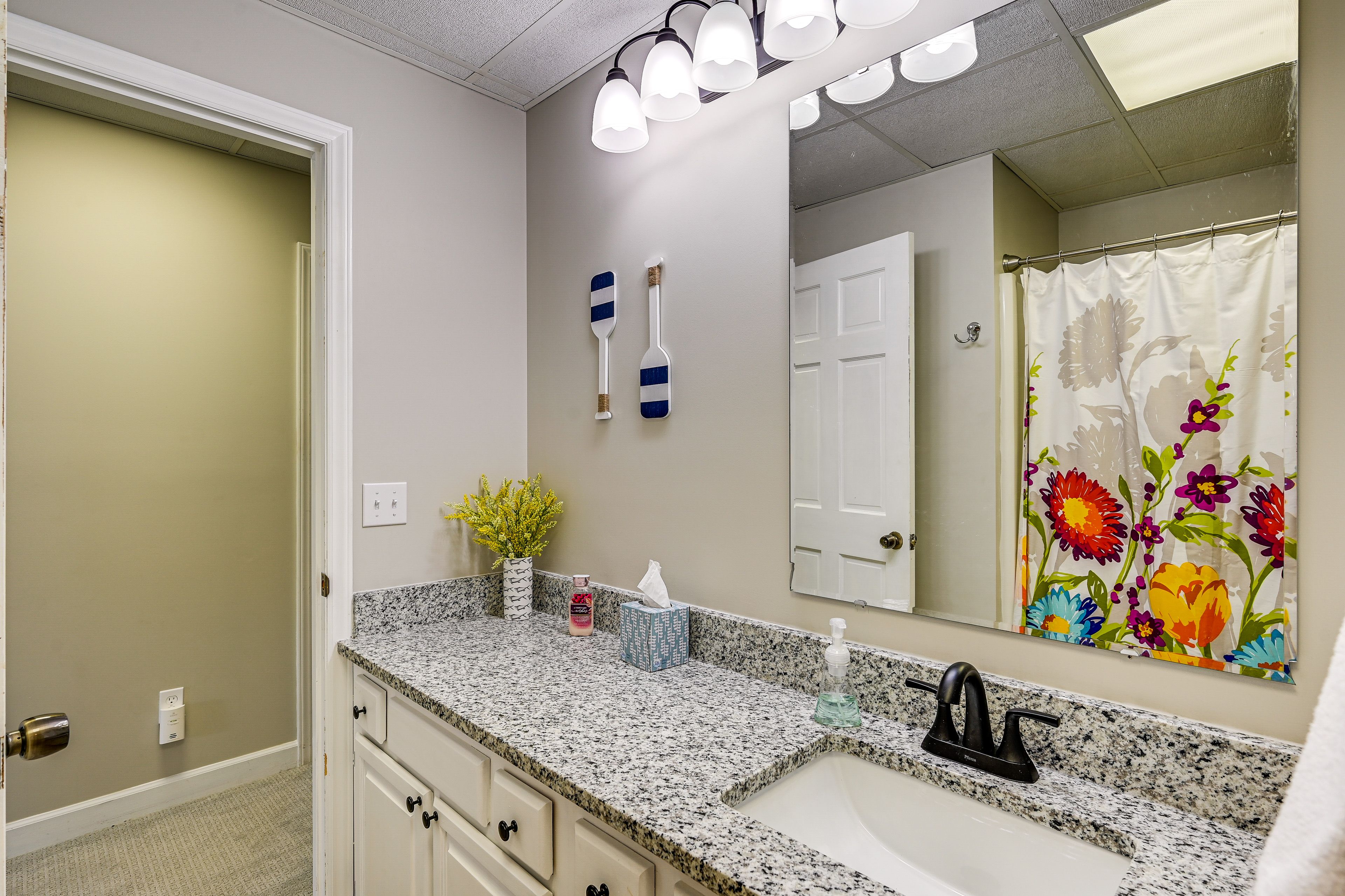 Full Bathroom | 1st Floor | Towels Provided | Complimentary Toiletries