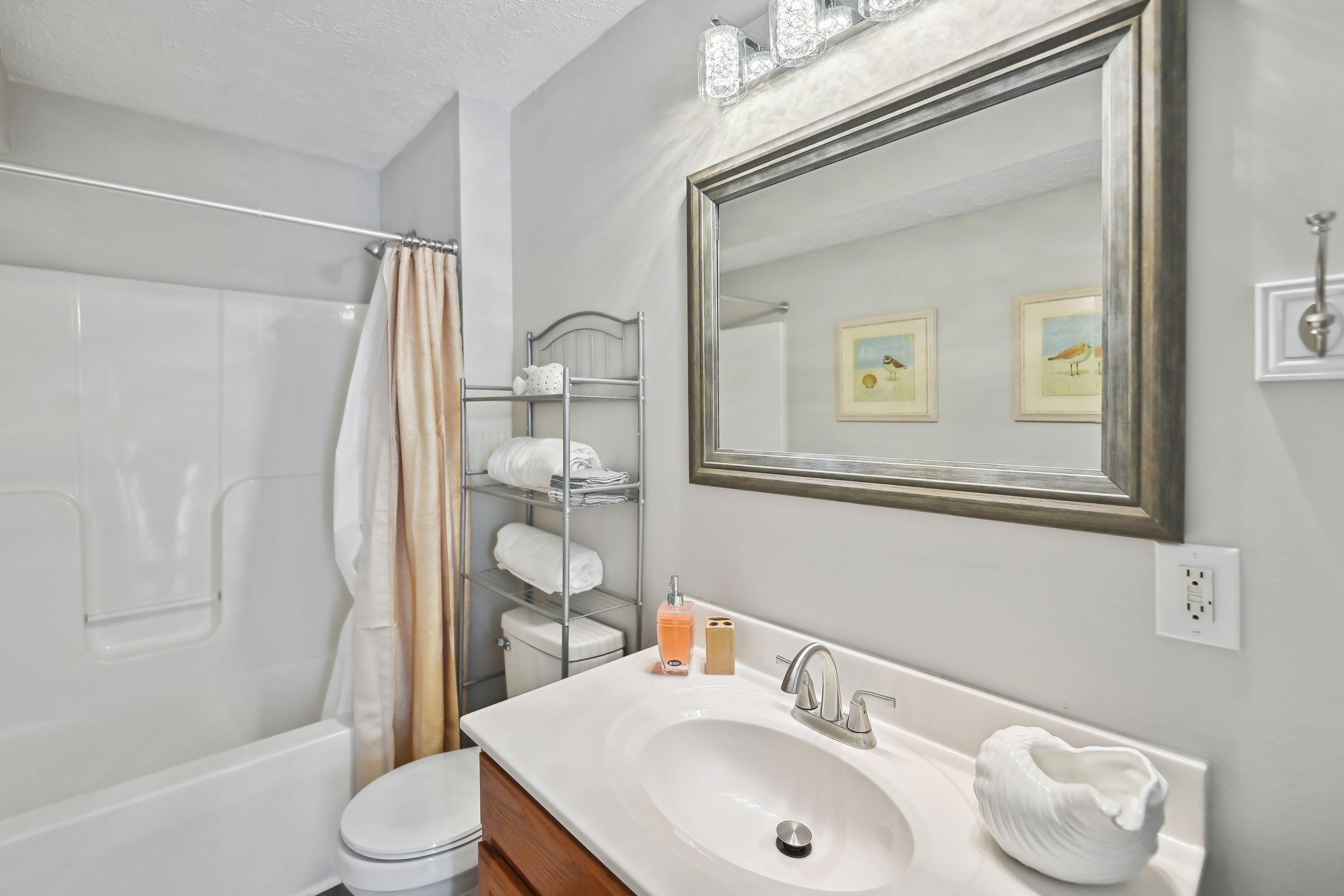 Full Bathroom | Towels Provided | Complimentary Toiletries