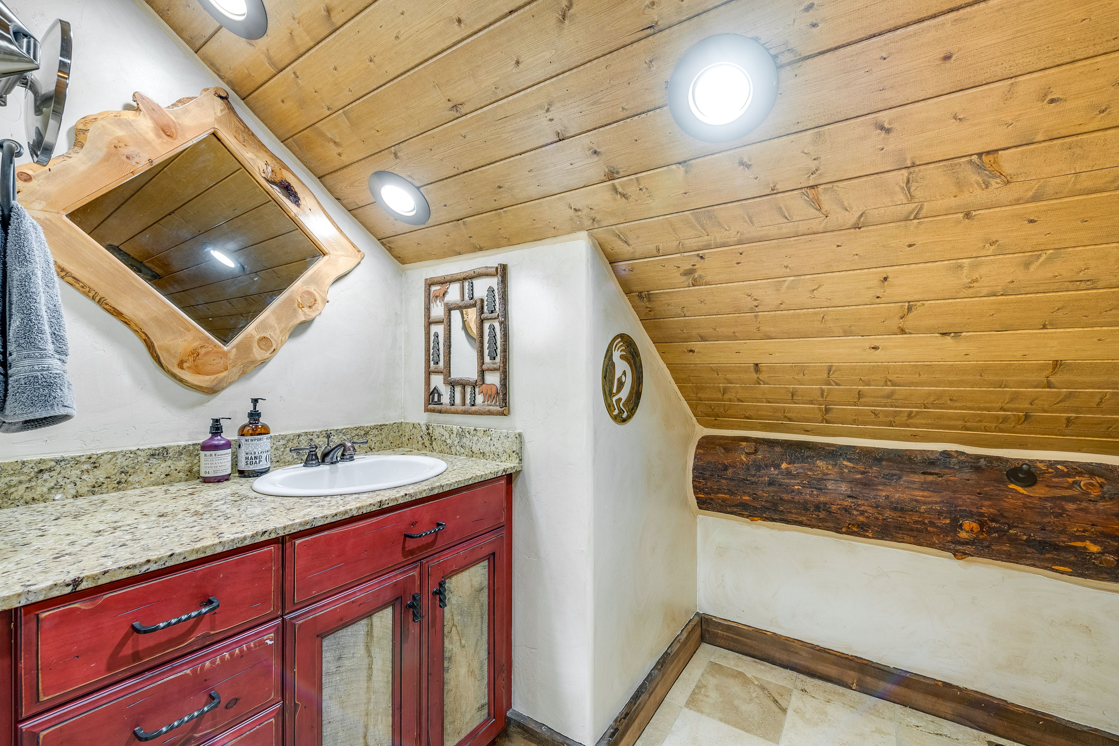 Full Bathroom | Towels Provided | Complimentary Toiletries