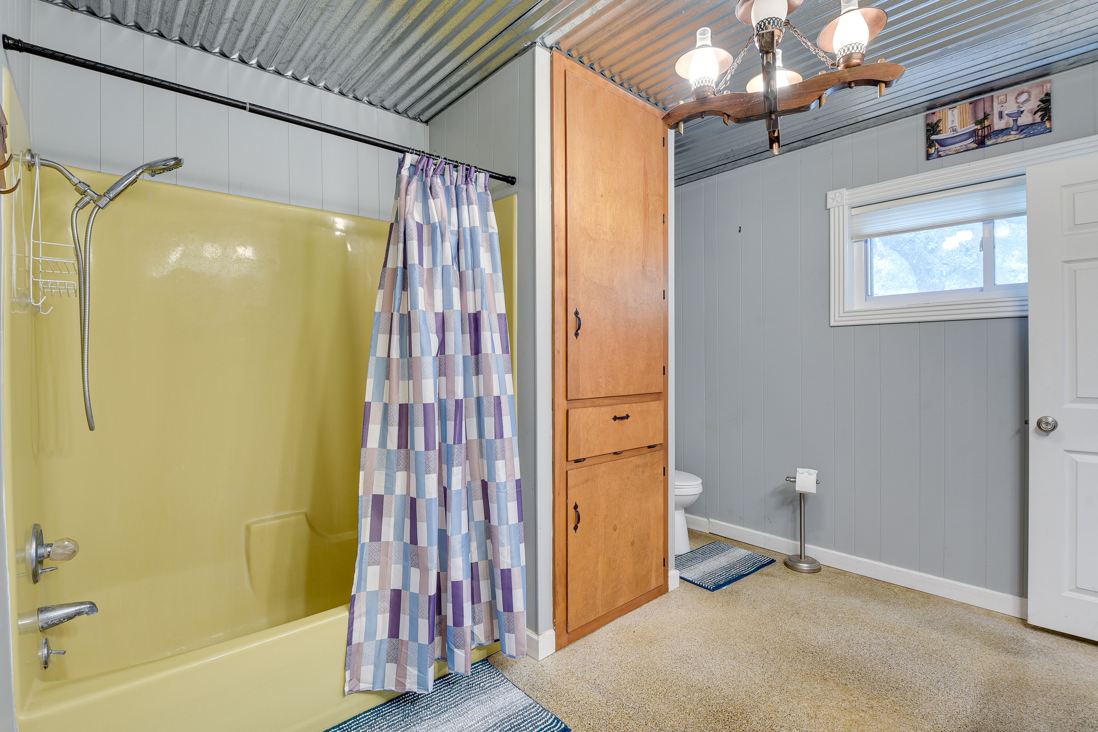 Full Bathroom | Complimentary Toiletries