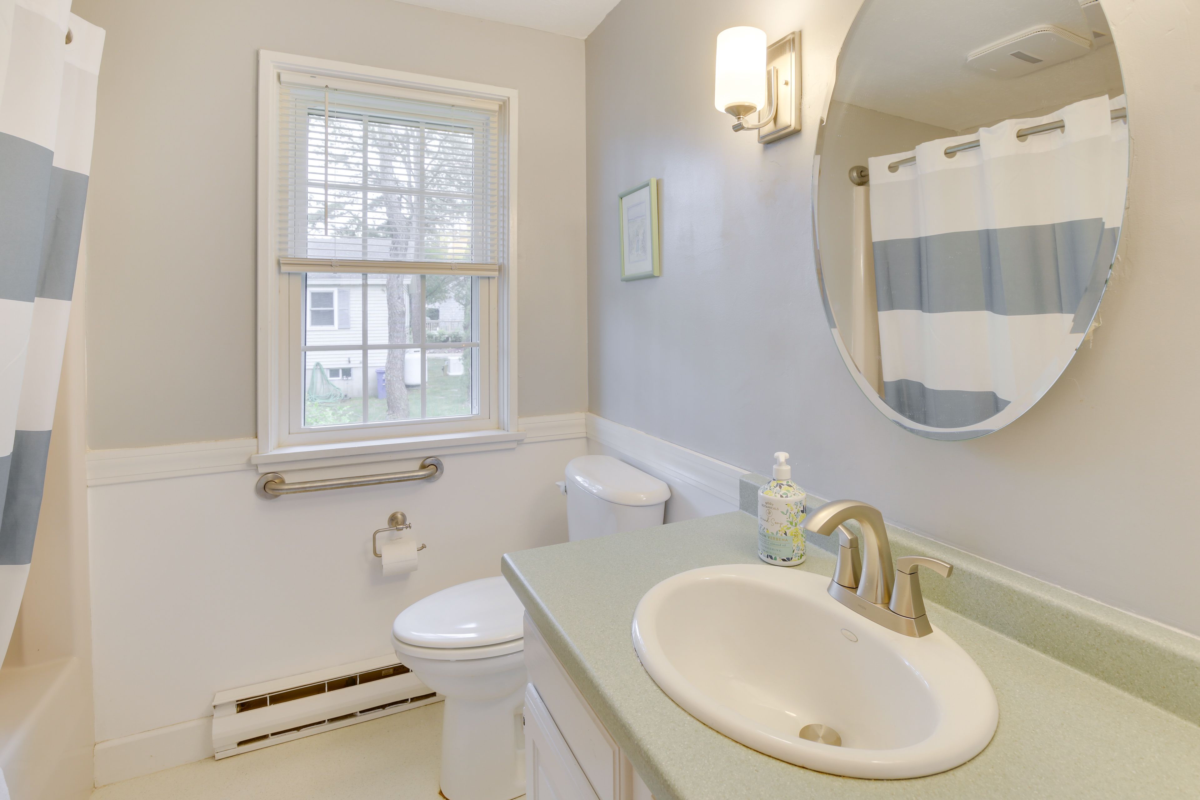 Full Bathroom | Towels Provided