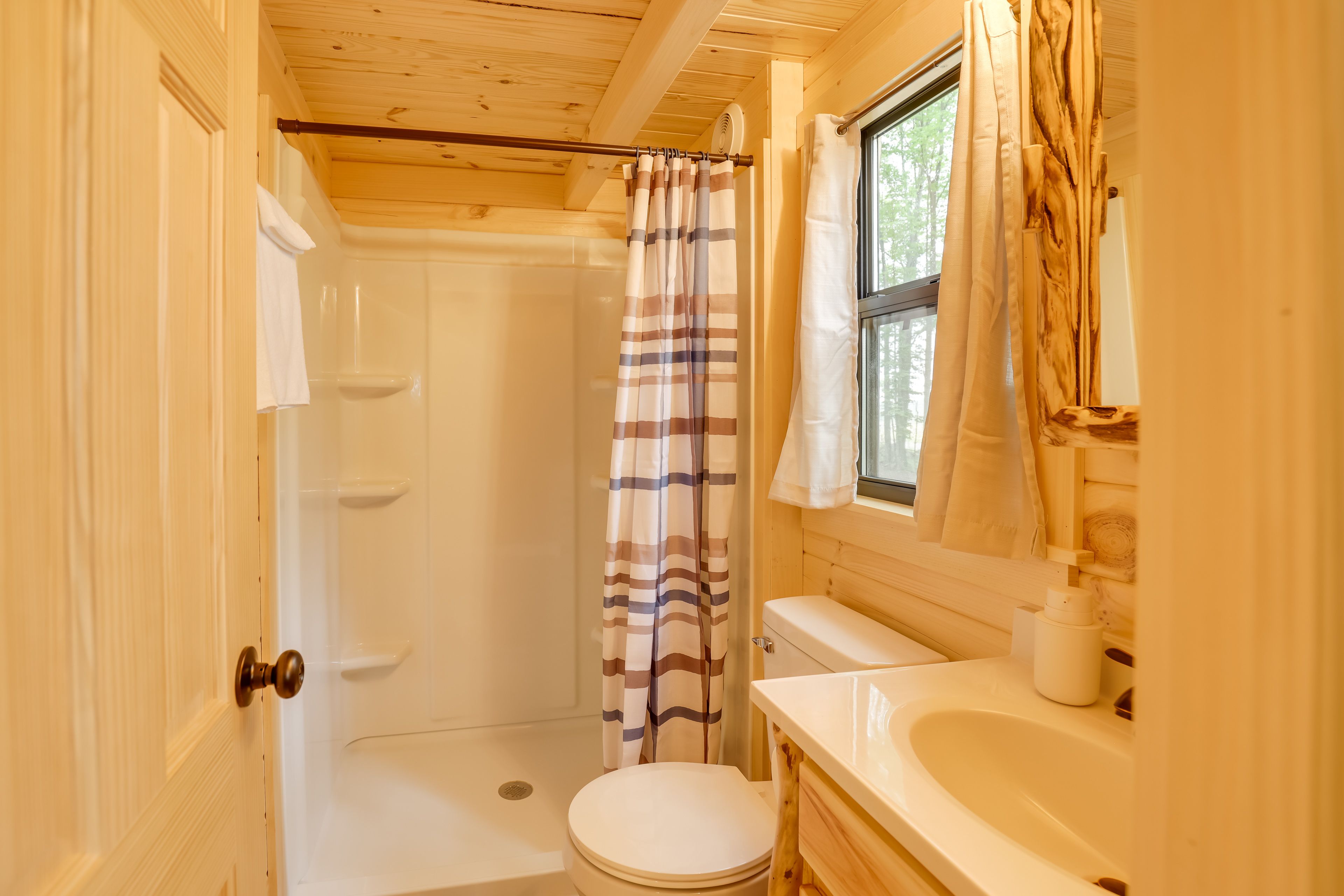 Full Bathroom | Towels Provided | Complimentary Toiletries