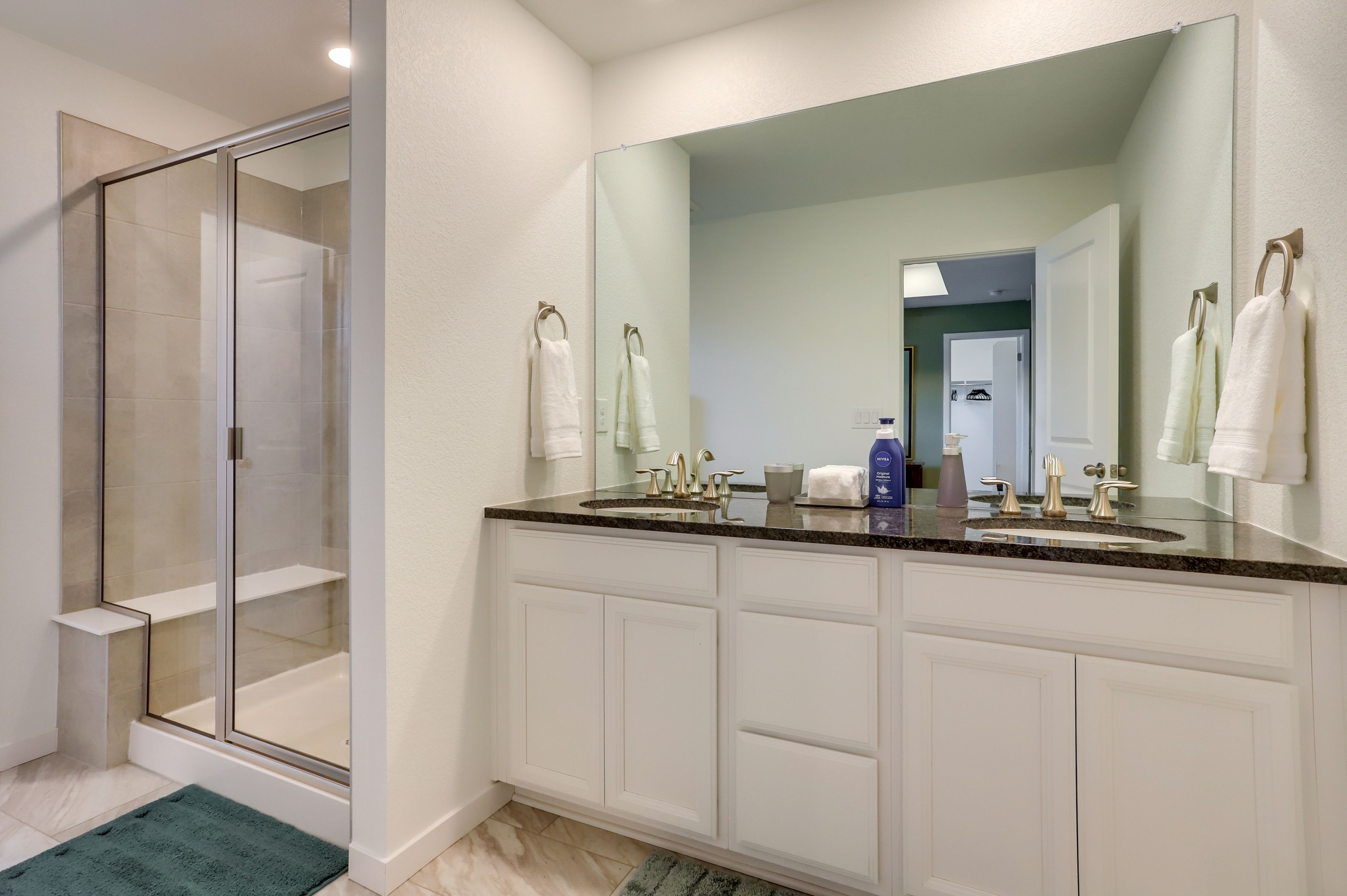 Full Bathroom | 2nd Floor