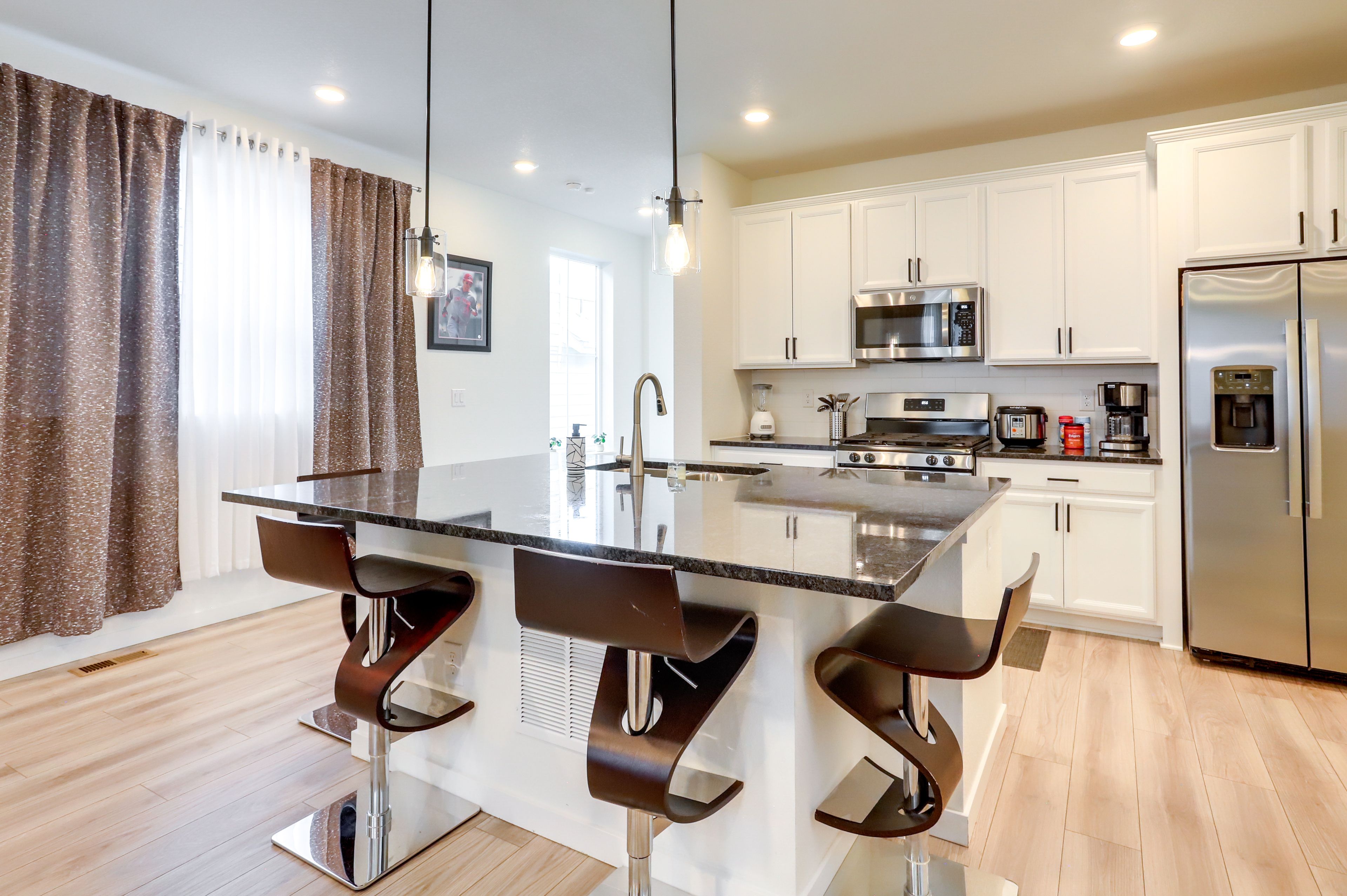 Dining Bar | Dishware/Flatware