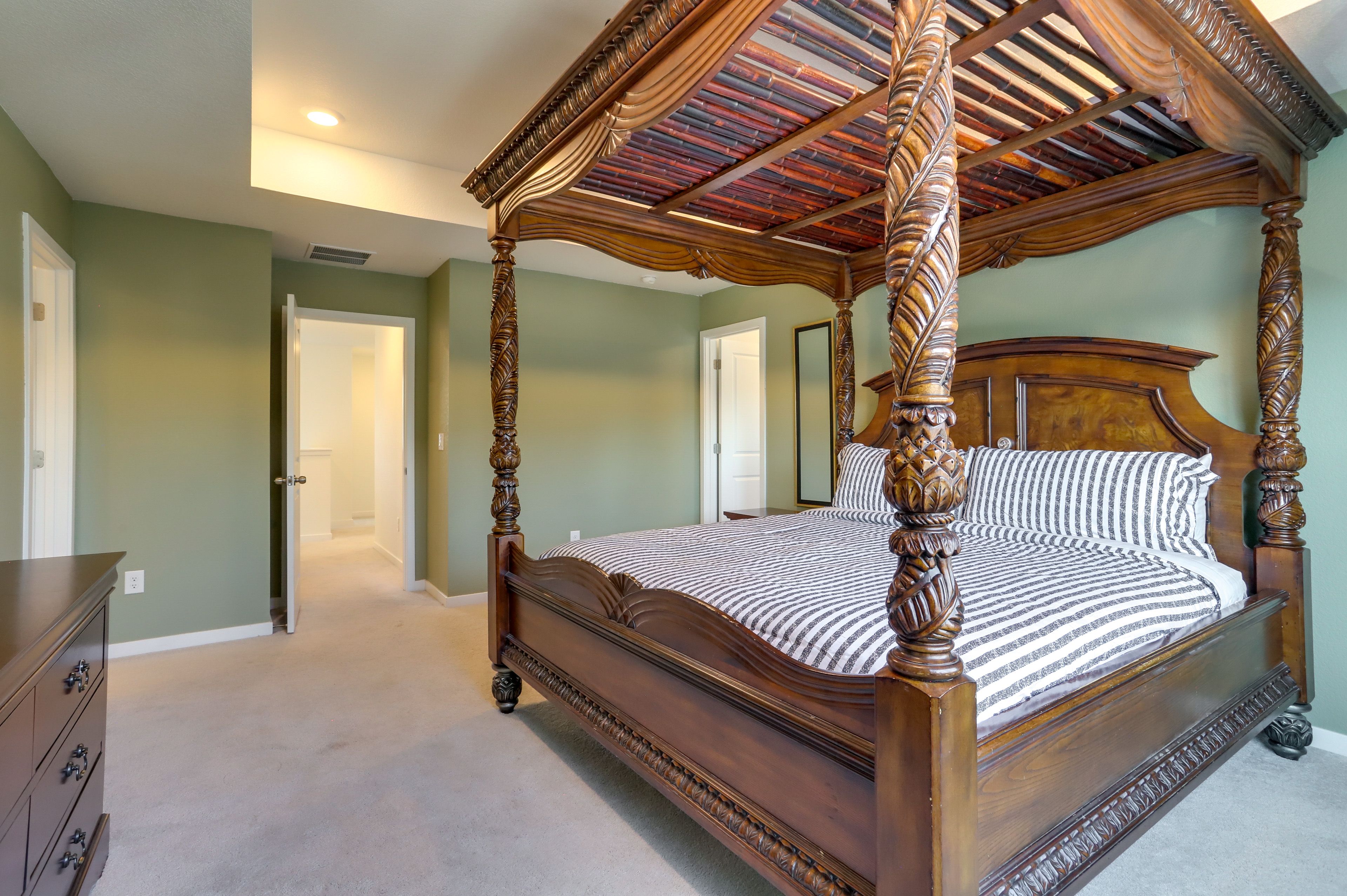 Bedroom 1 | King Bed | Smart TV | 2nd Floor