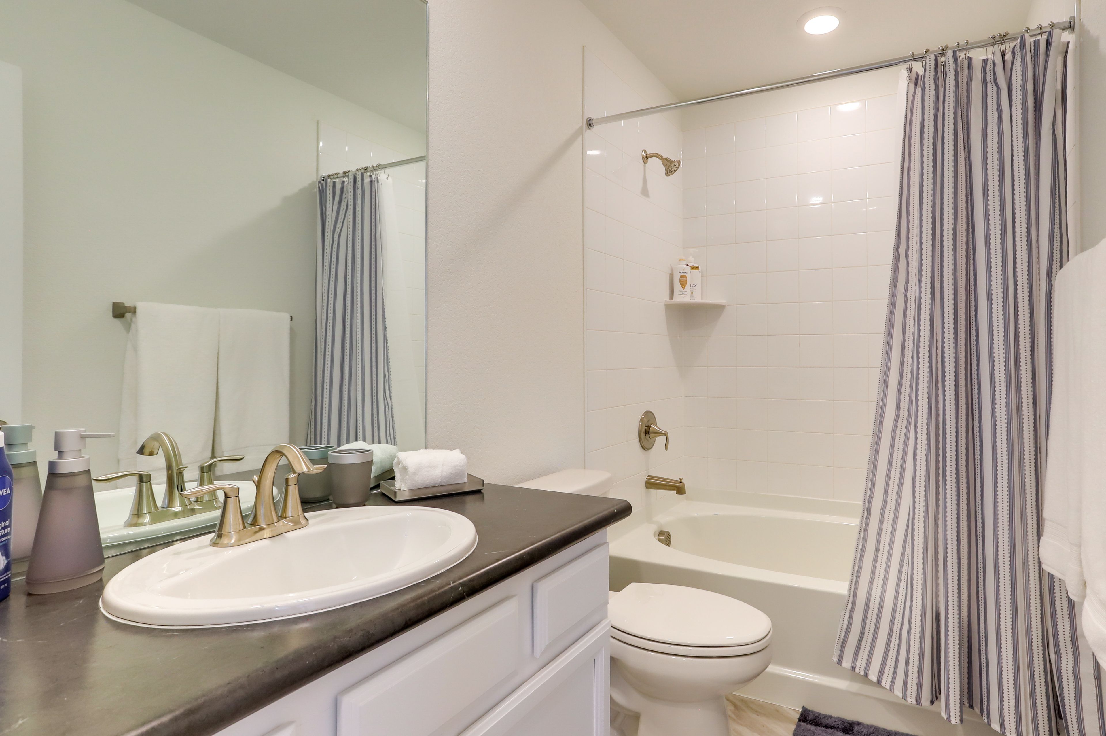 Full Bathroom | 2nd Floor