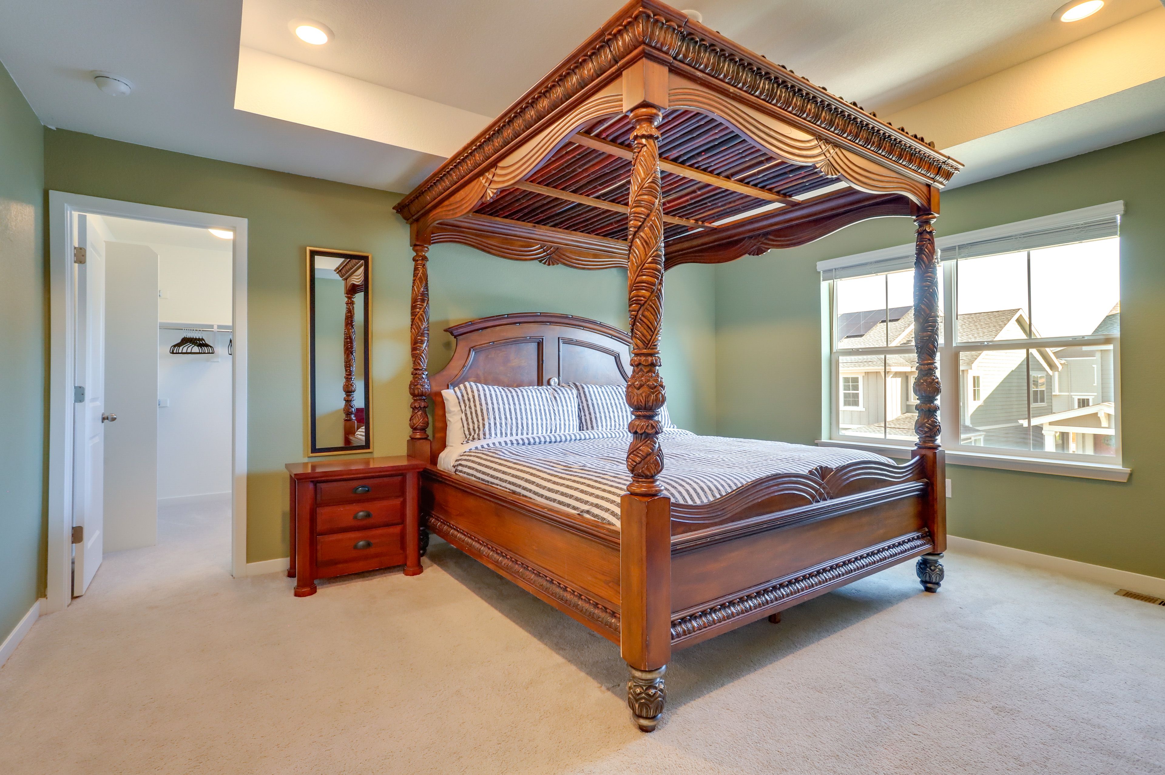 Bedroom 2 | Queen Bed | Smart TV | 2nd Floor
