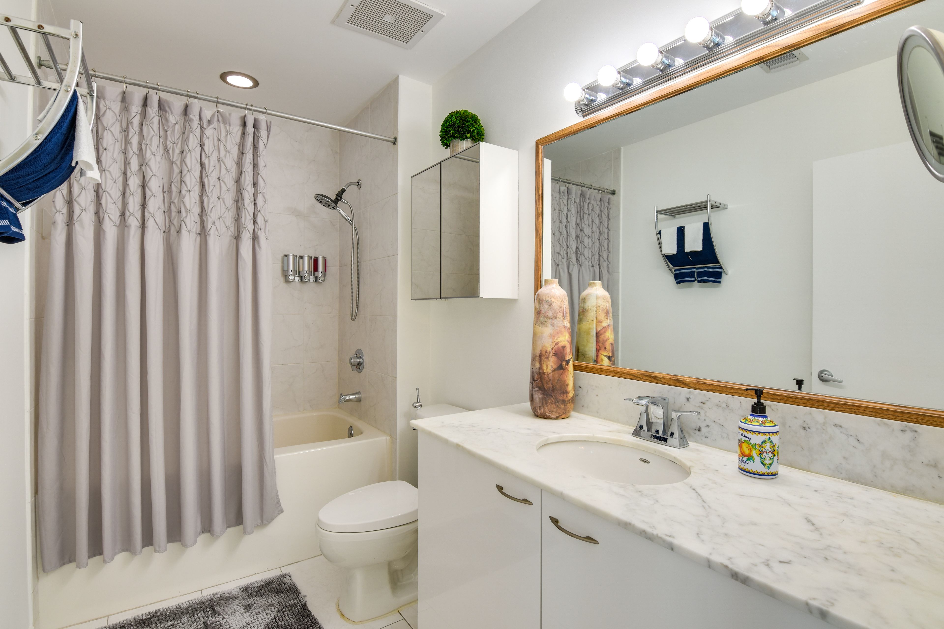 Studio | Full Bathroom | Main Level | Towels Provided | Toiletries