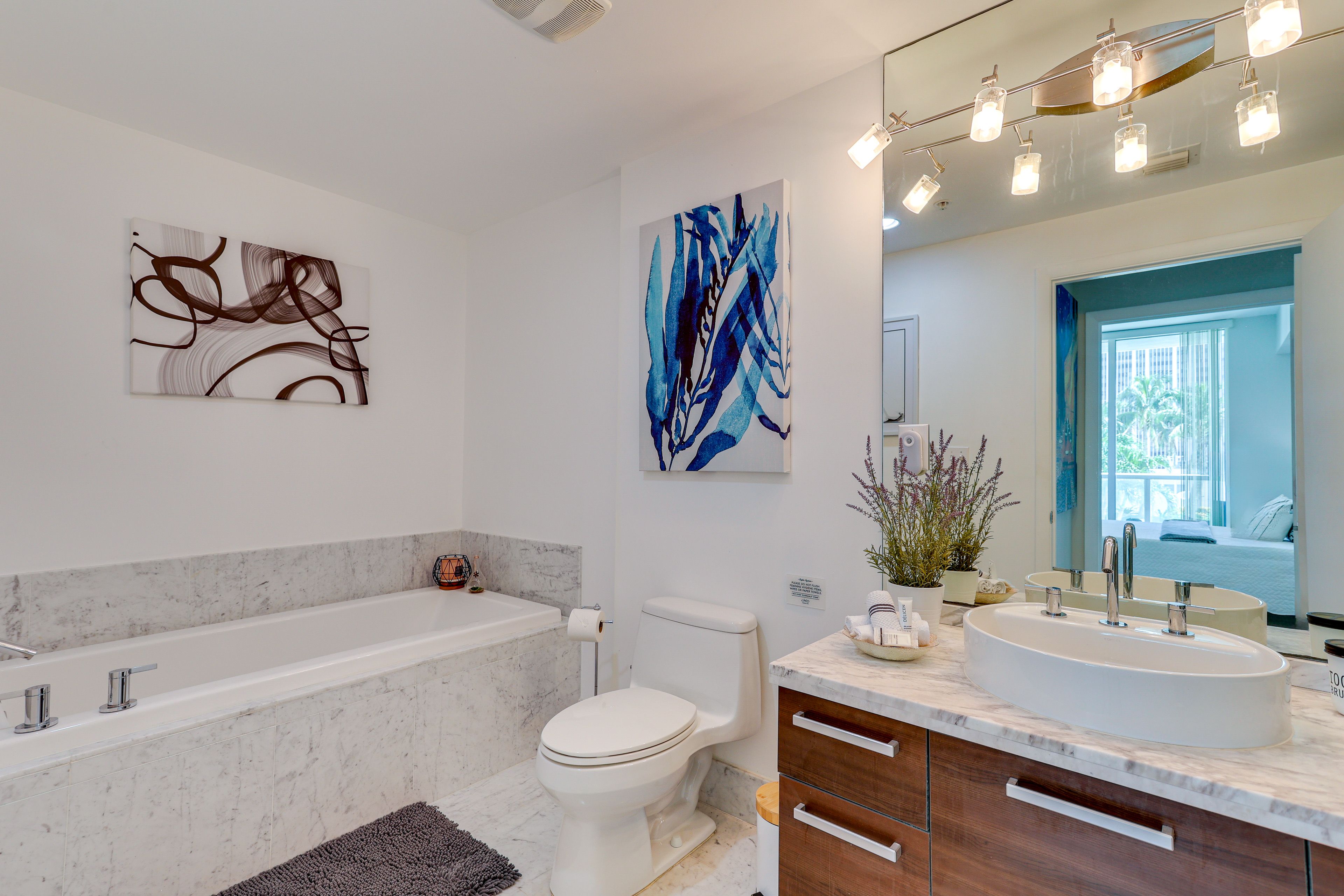 Full Bathroom | Complimentary Toiletries