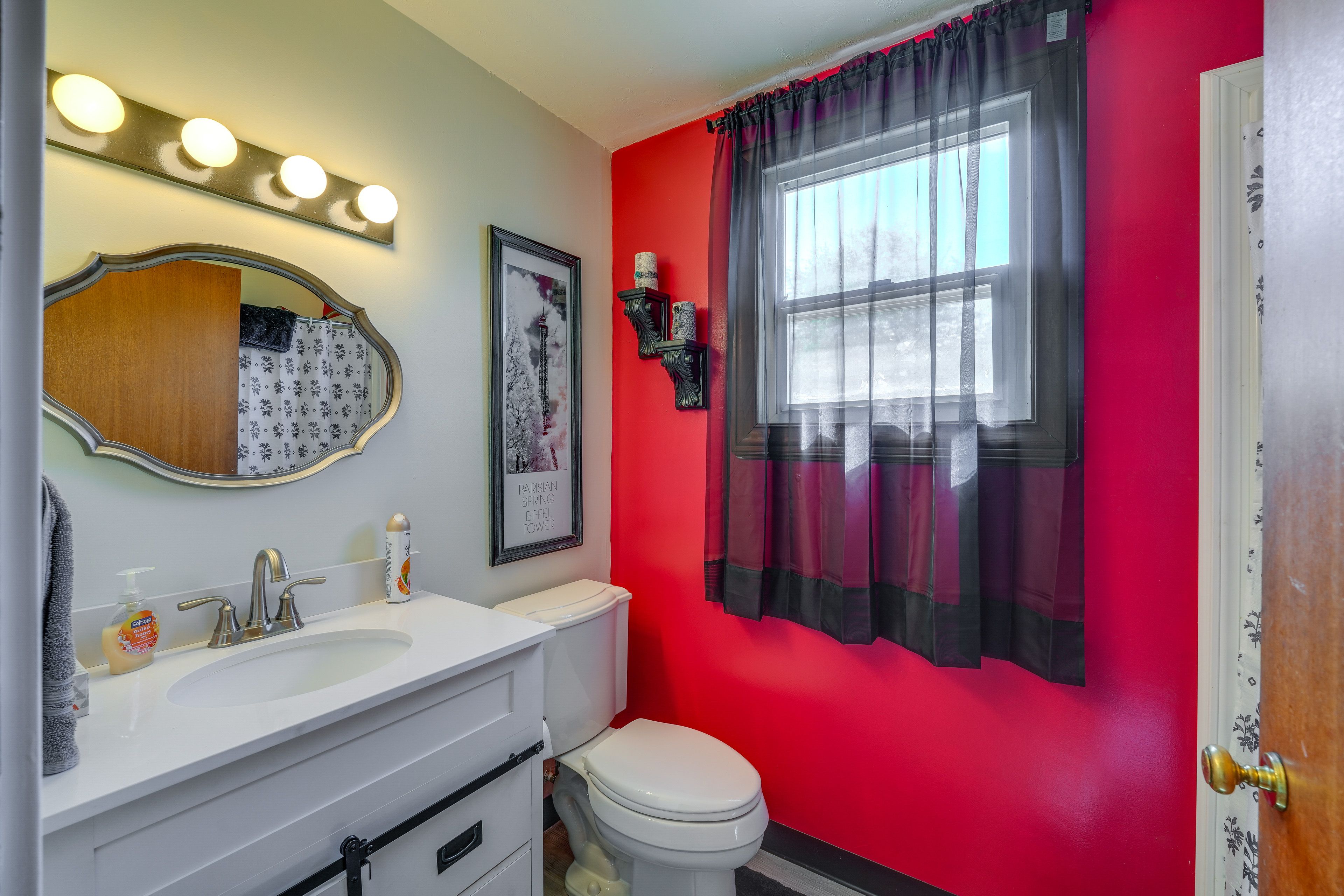 Full Bathroom | Towels Provided