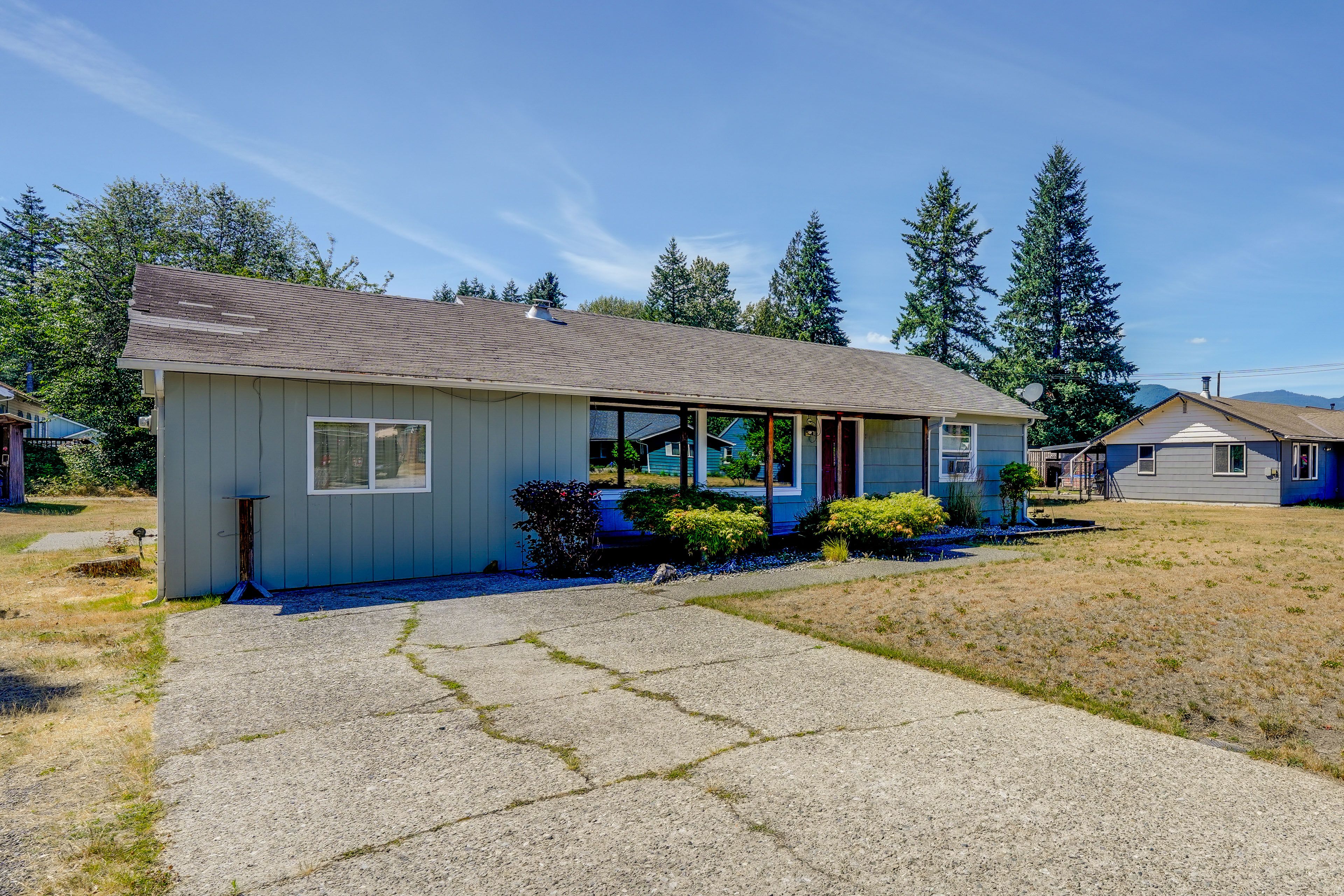 Home Exterior | Parking | Driveway (2 Vehicles)