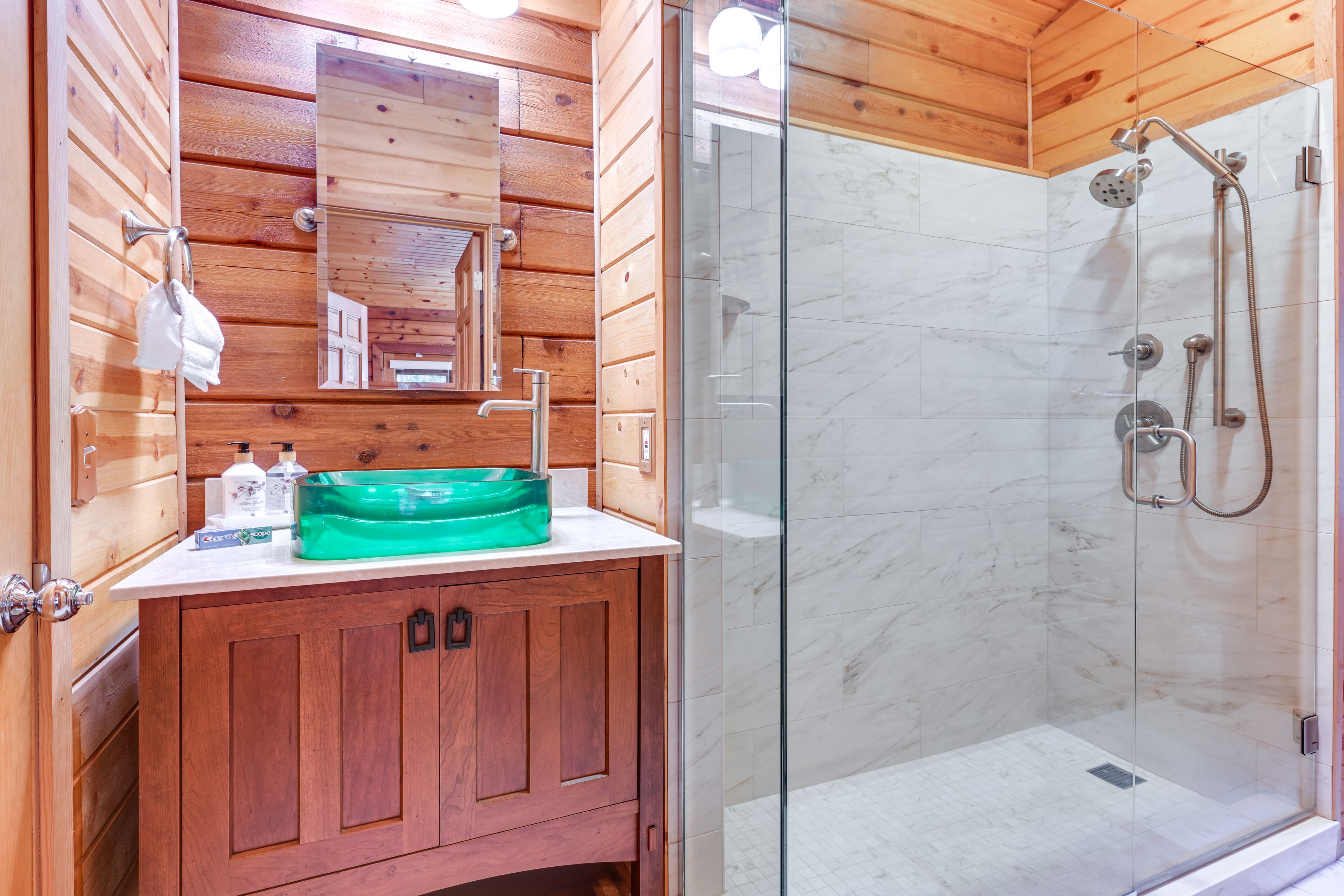 Full Bathroom | Towels Provided | Complimentary Toiletries