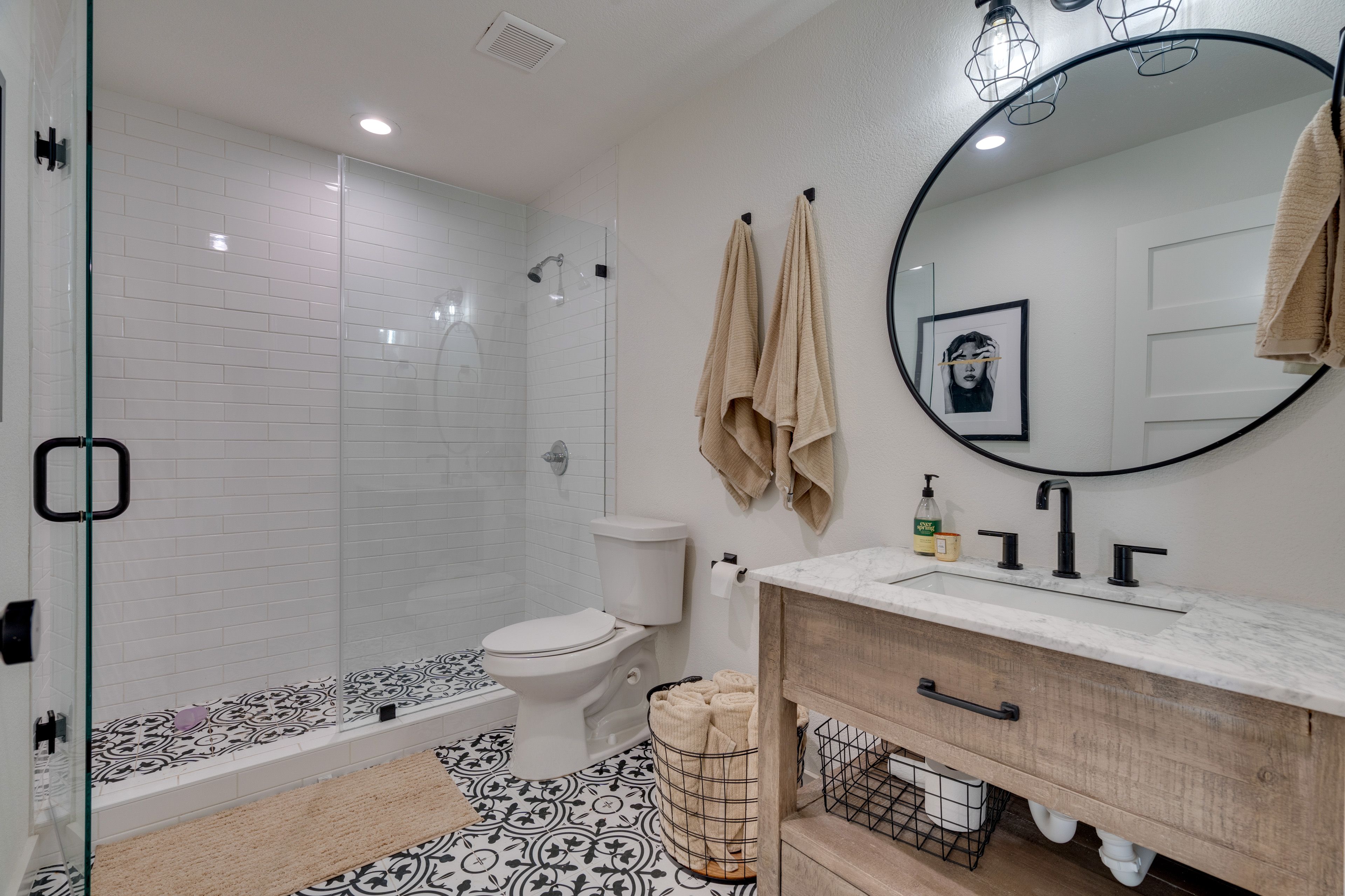 Full Bathroom | Complimentary Toiletries