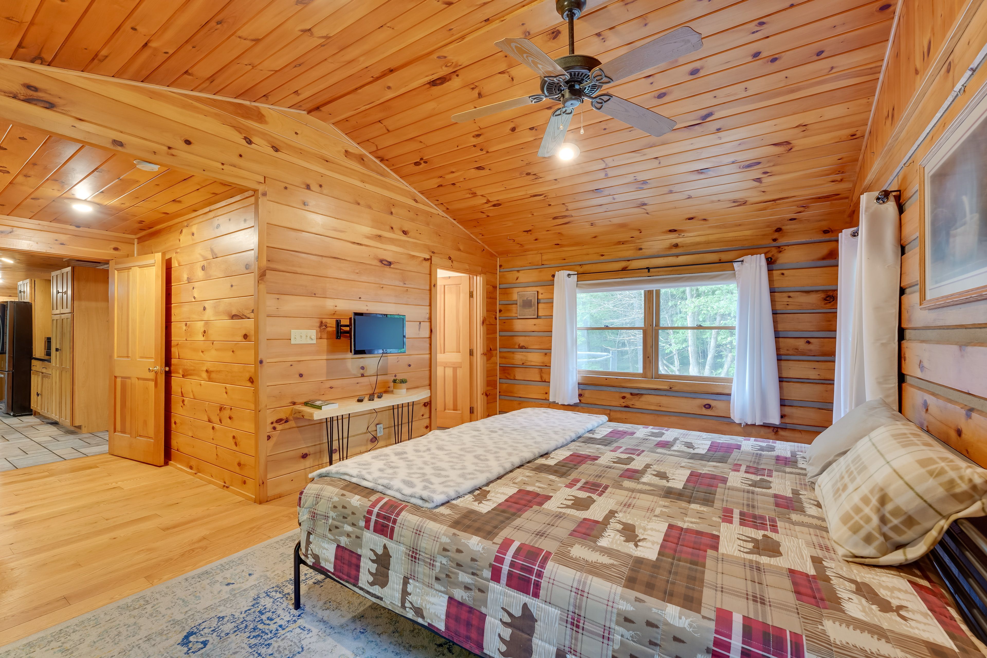 Bedroom 1 | Queen Bed