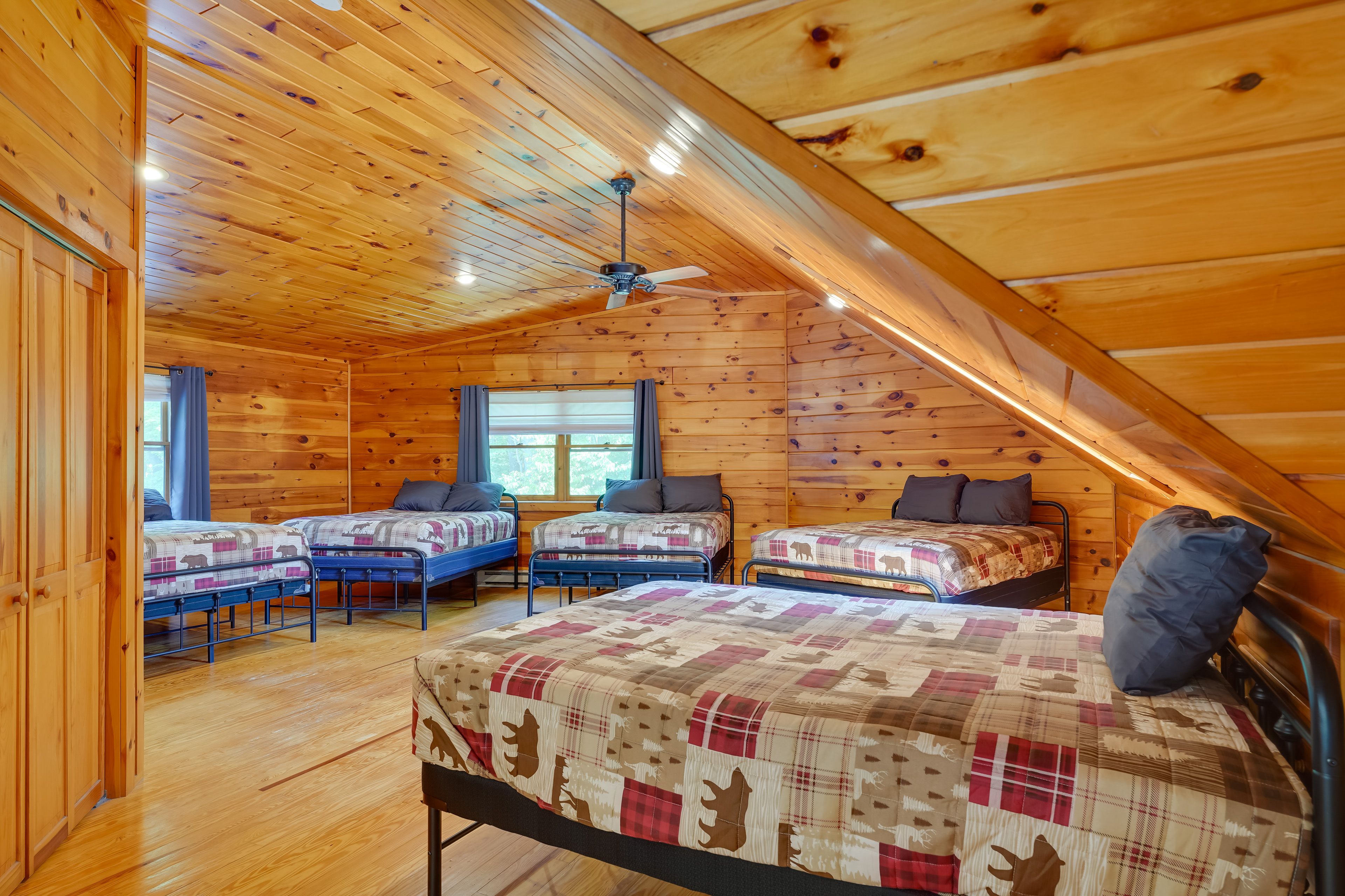 Bedroom 2 | 5 Full Beds