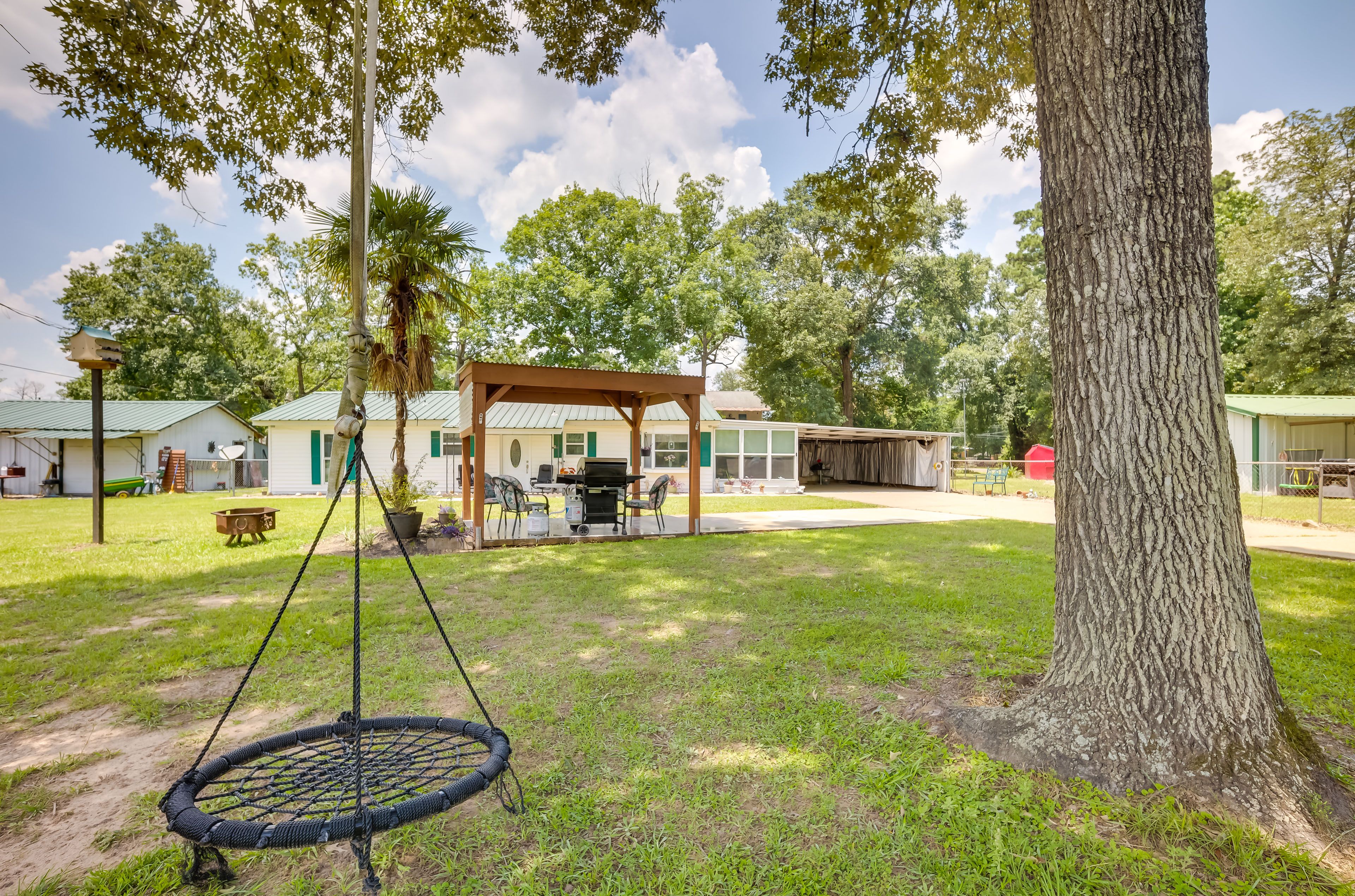 Front Exterior | Covered Patio | Fire Pit | Gas Grill