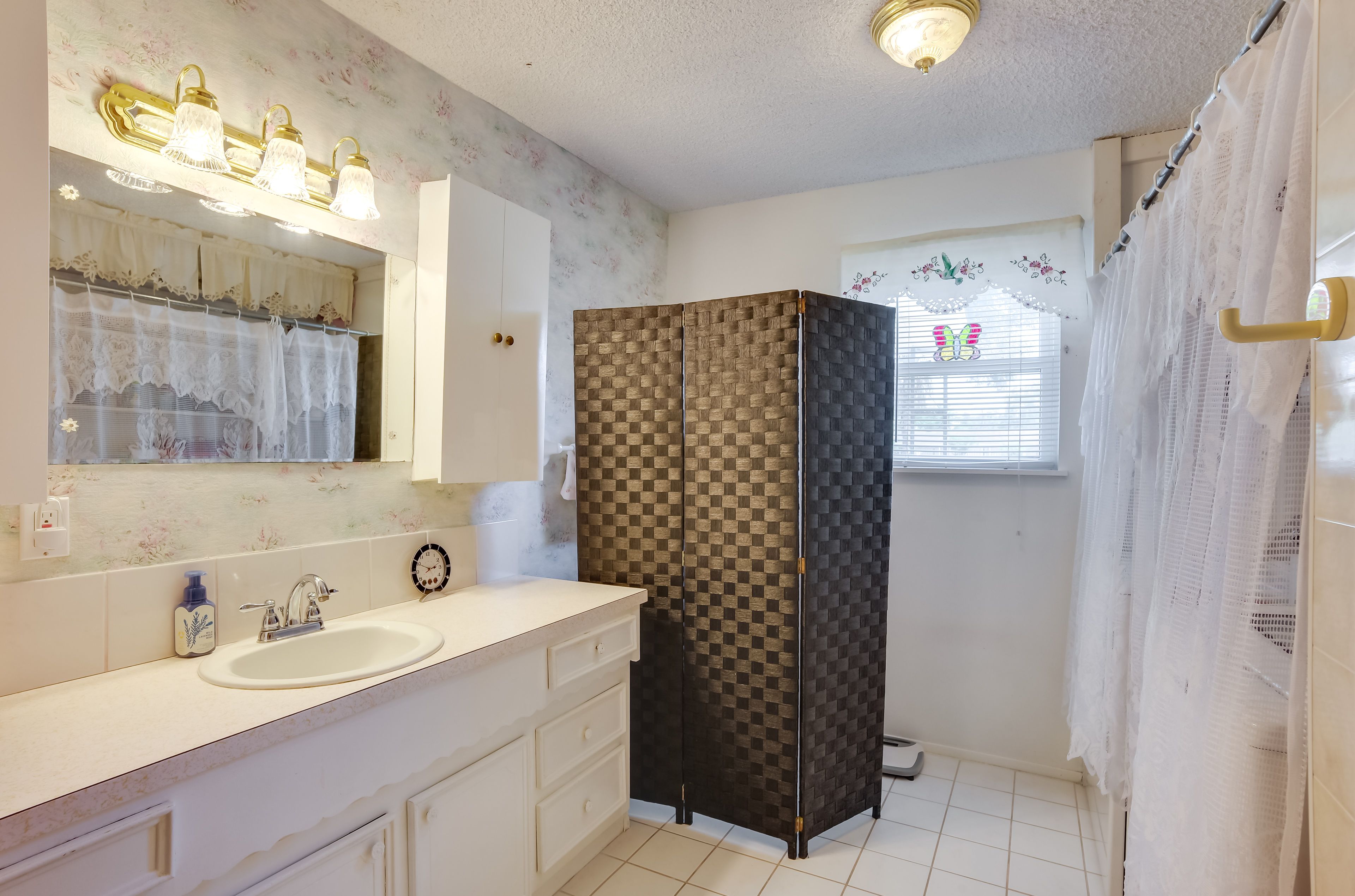 Full Bathroom | Washer & Dryer | Towels Provided | Complimentary Toiletries