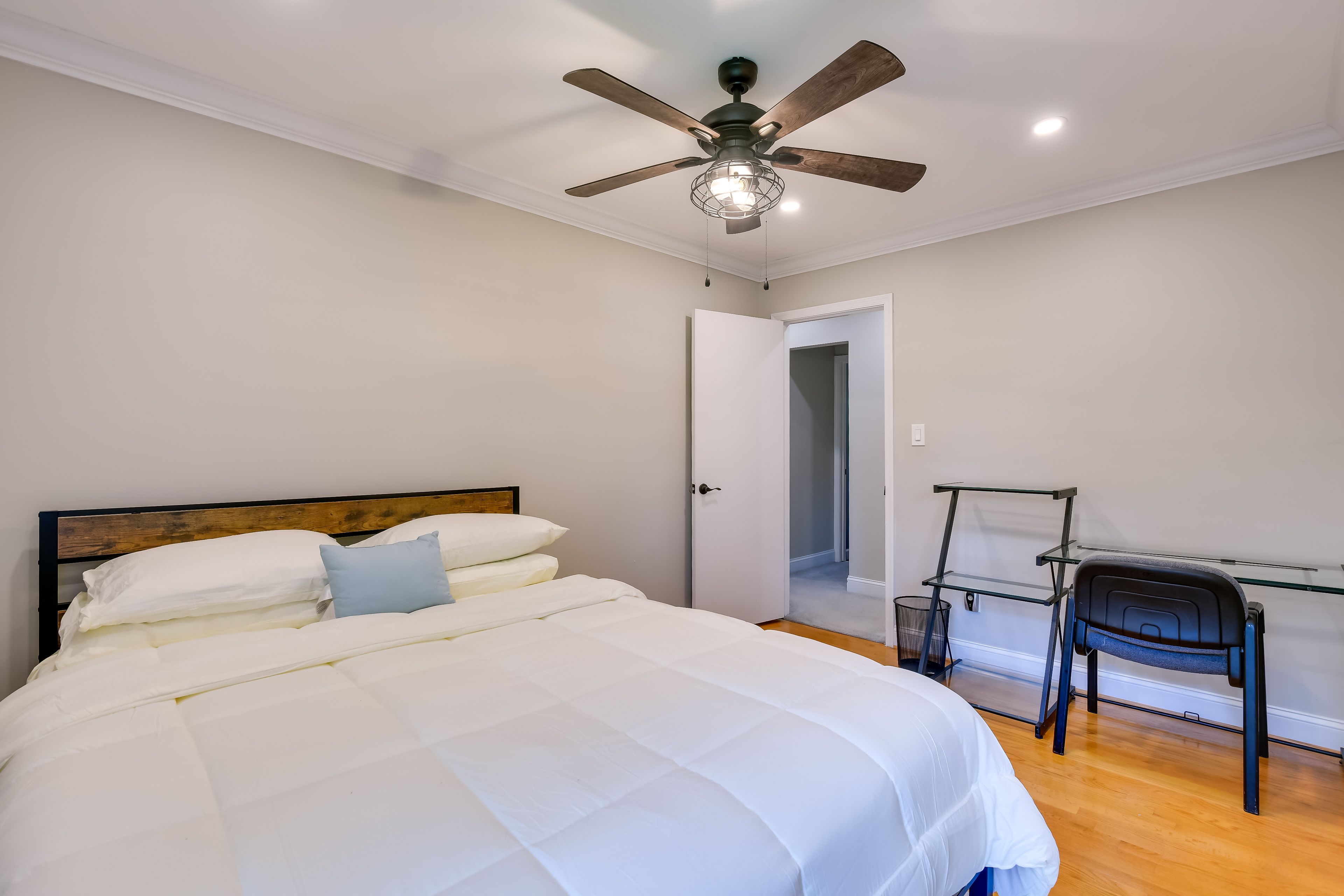 Bedroom 2 | Queen Bed | Desk