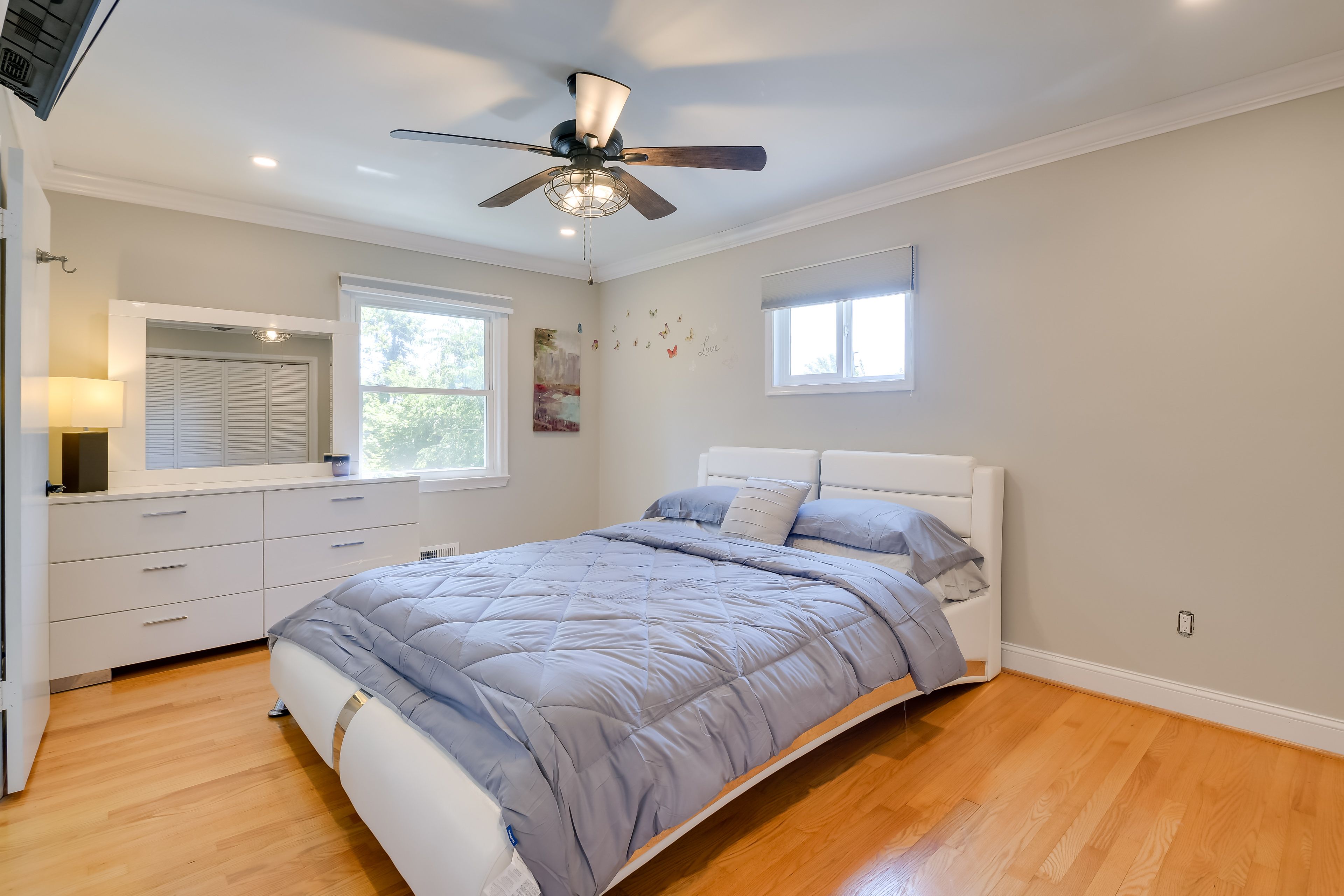 Bedroom Suite | King Bed | Smart TV | En-Suite Bathroom