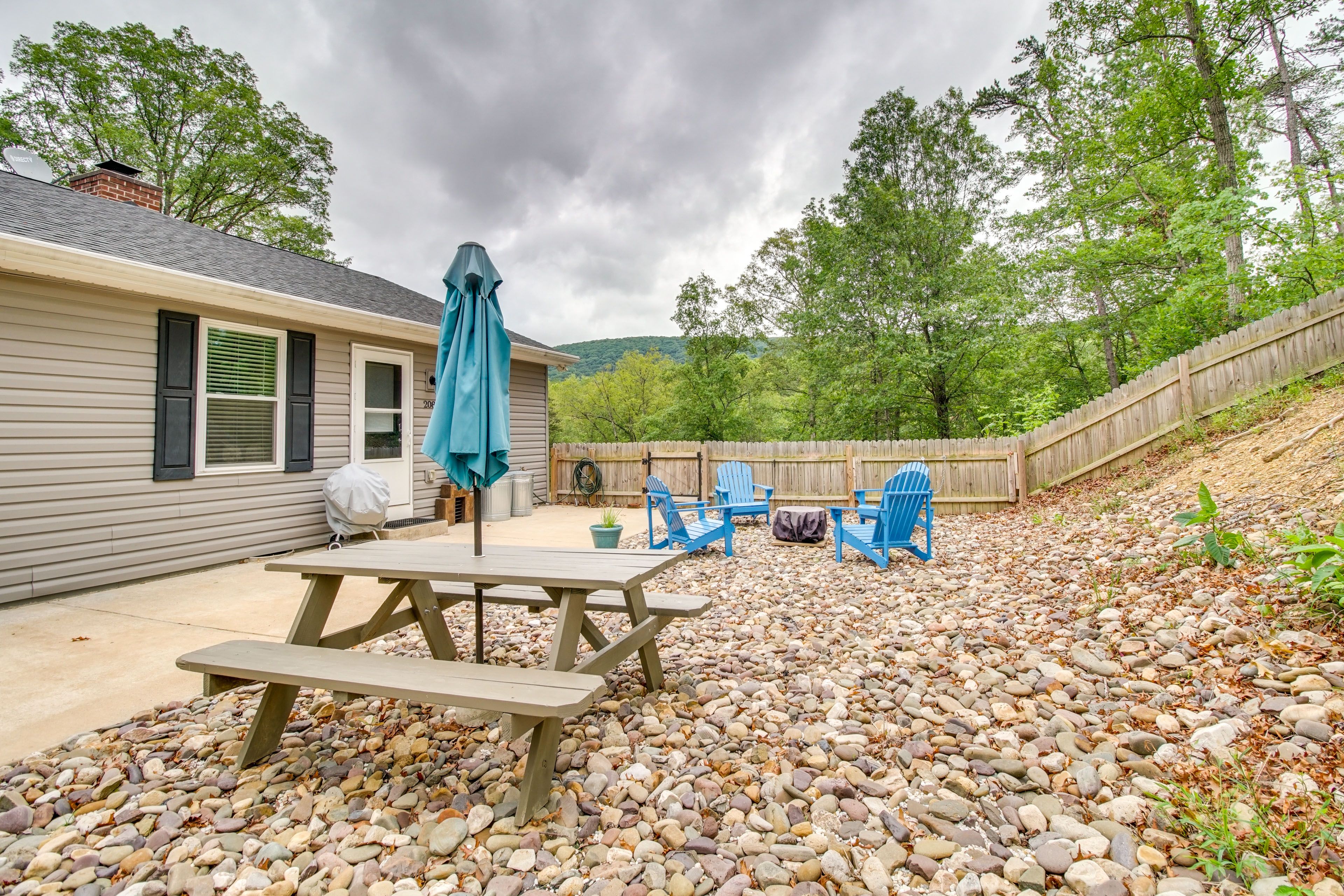 Private Backyard | Charcoal Grill | Wood-Burning Fire Pit (wood provided)