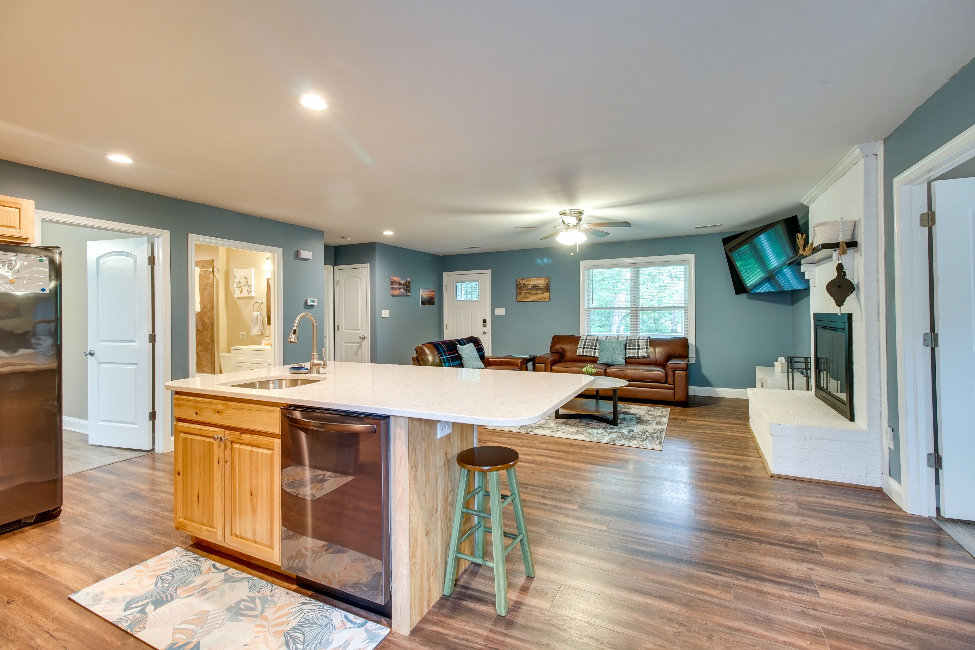 Kitchen | Toaster Oven | Trash Bags & Paper Towels Provided | Spices
