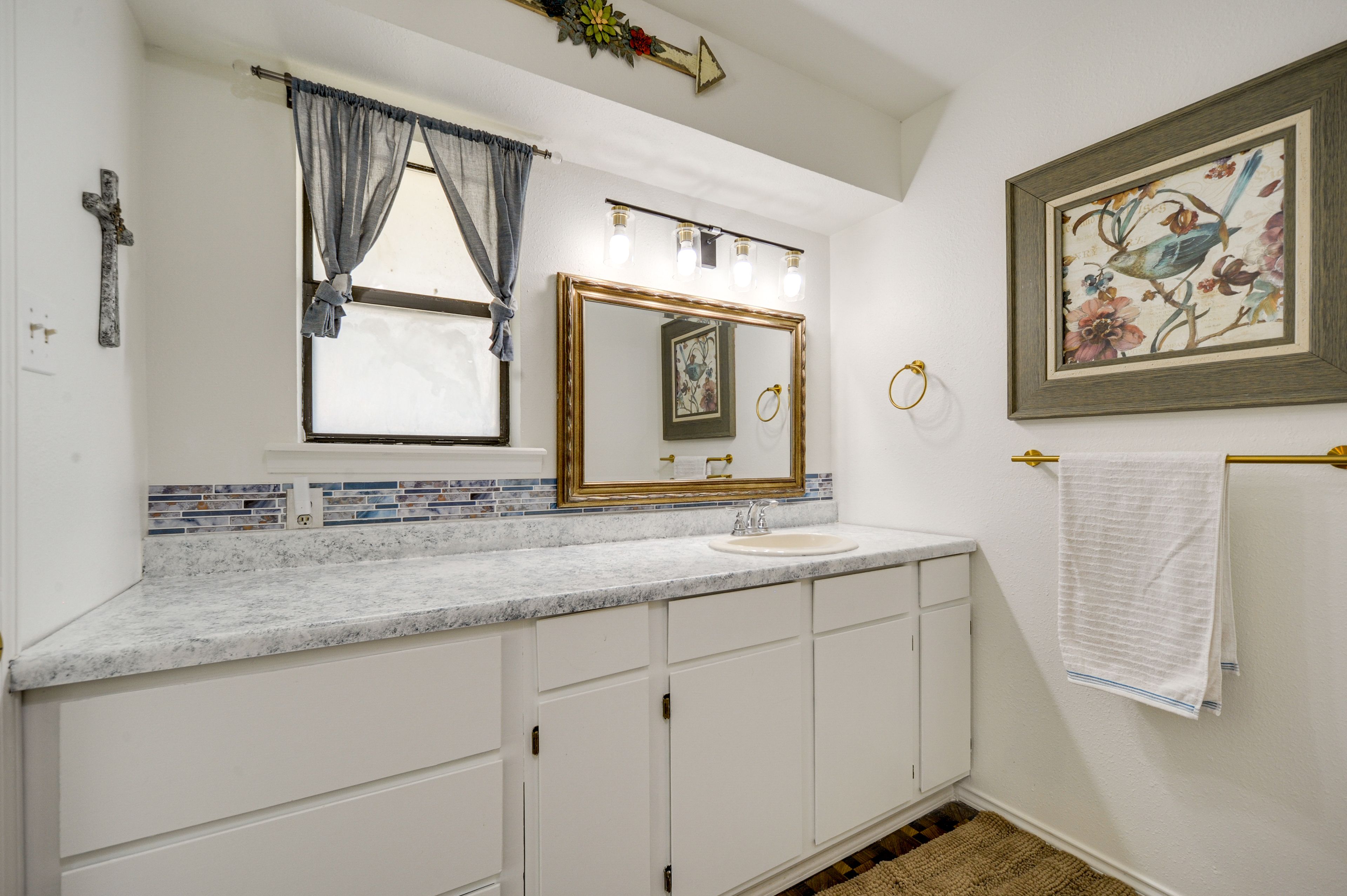 En-Suite Bathroom | Towels Provided