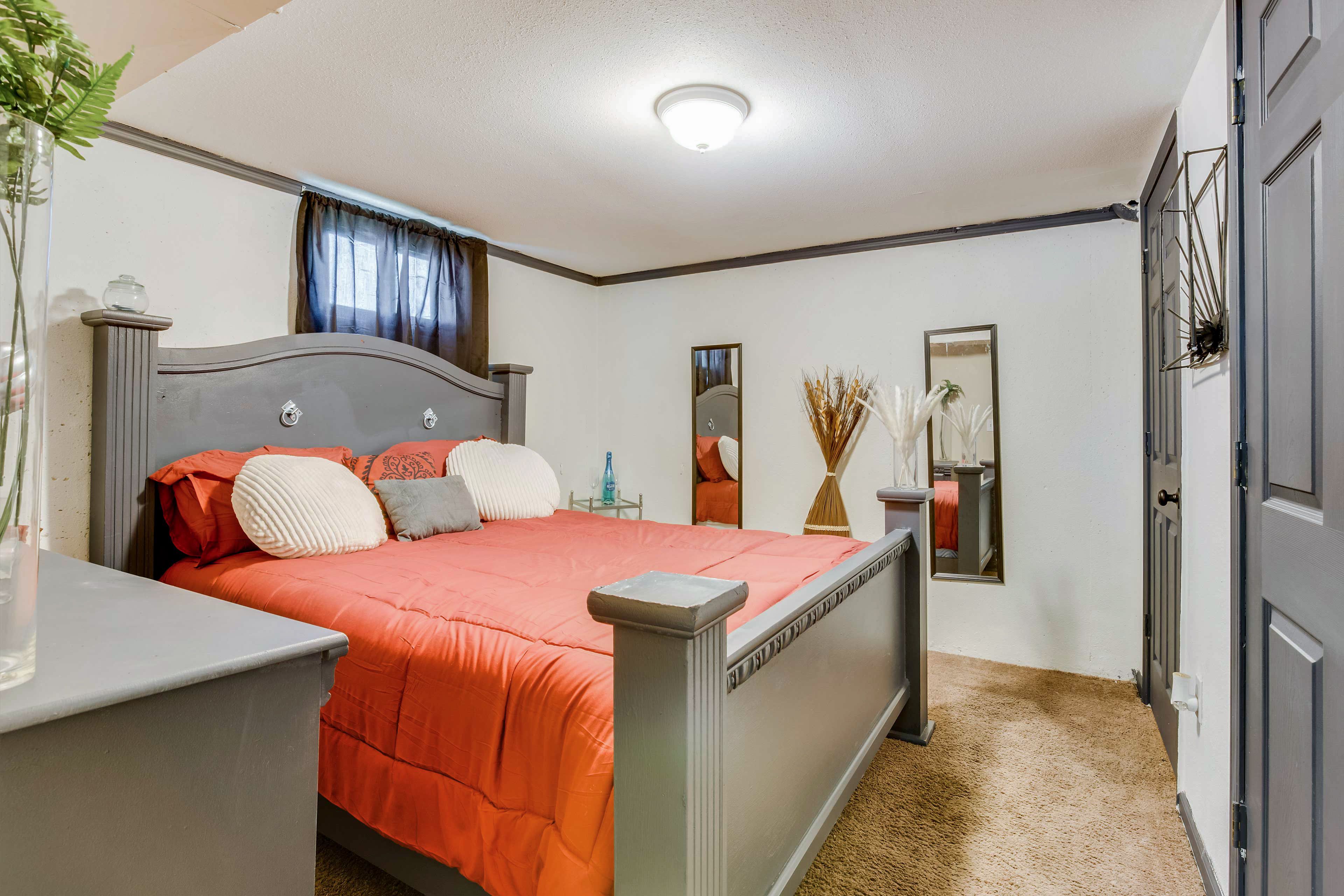 Bedroom 1 | 1st Floor | Queen Bed | Linens Provided | En-Suite Bathroom