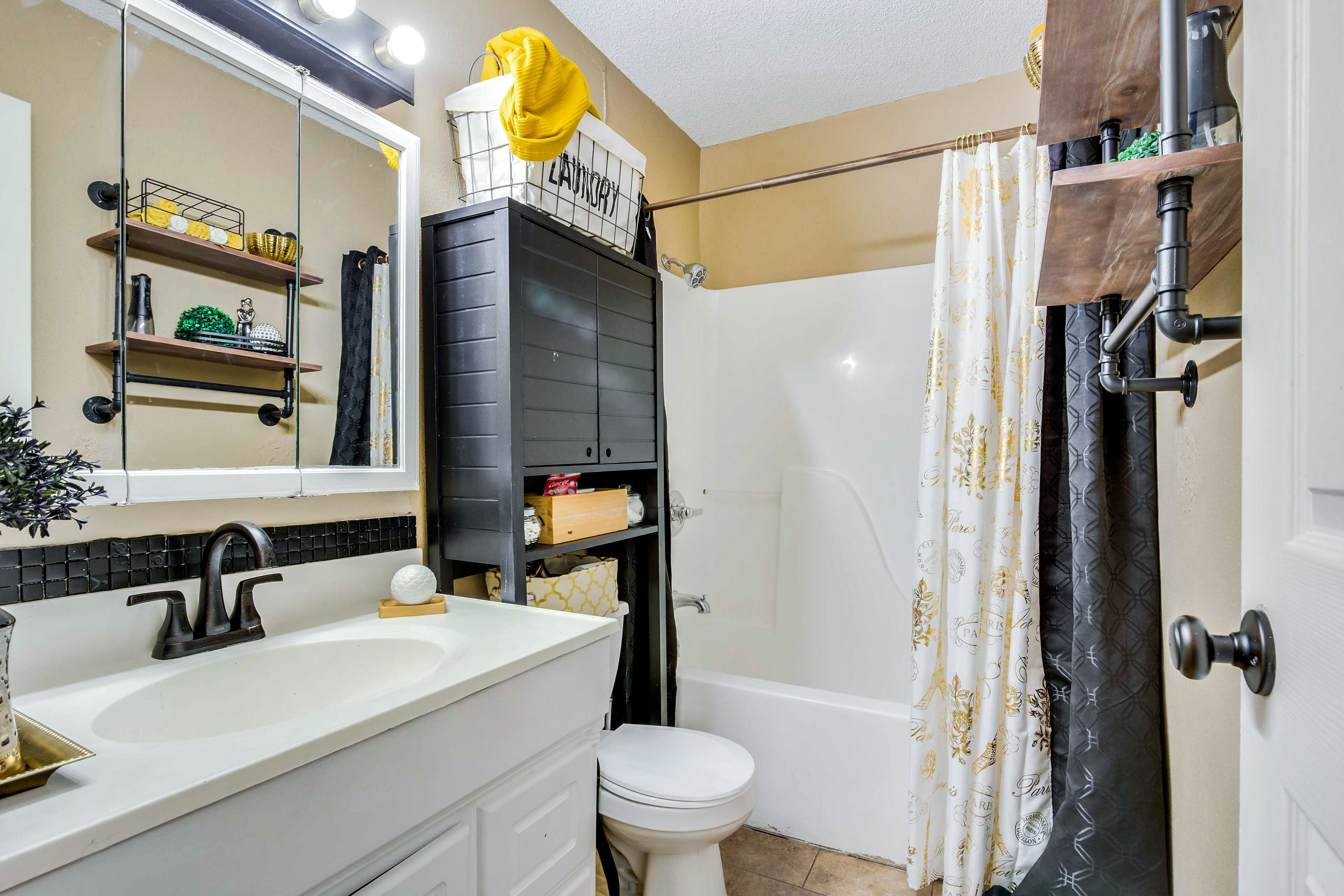 Full Bathroom | 2nd Floor | Shower/Tub Combo | Towels Provided | Hair Dryer