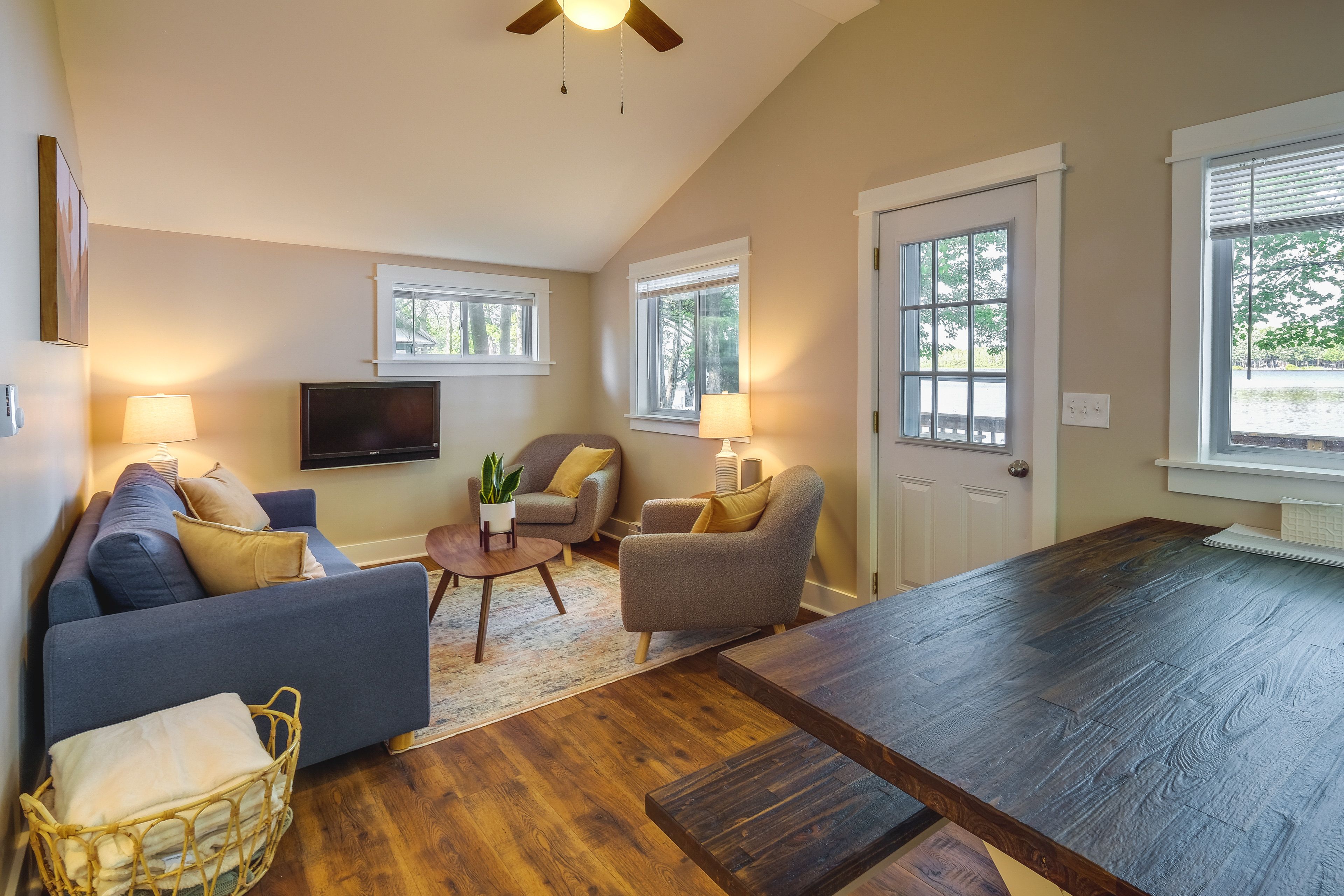 Living Room | Free WiFi | Smart TV