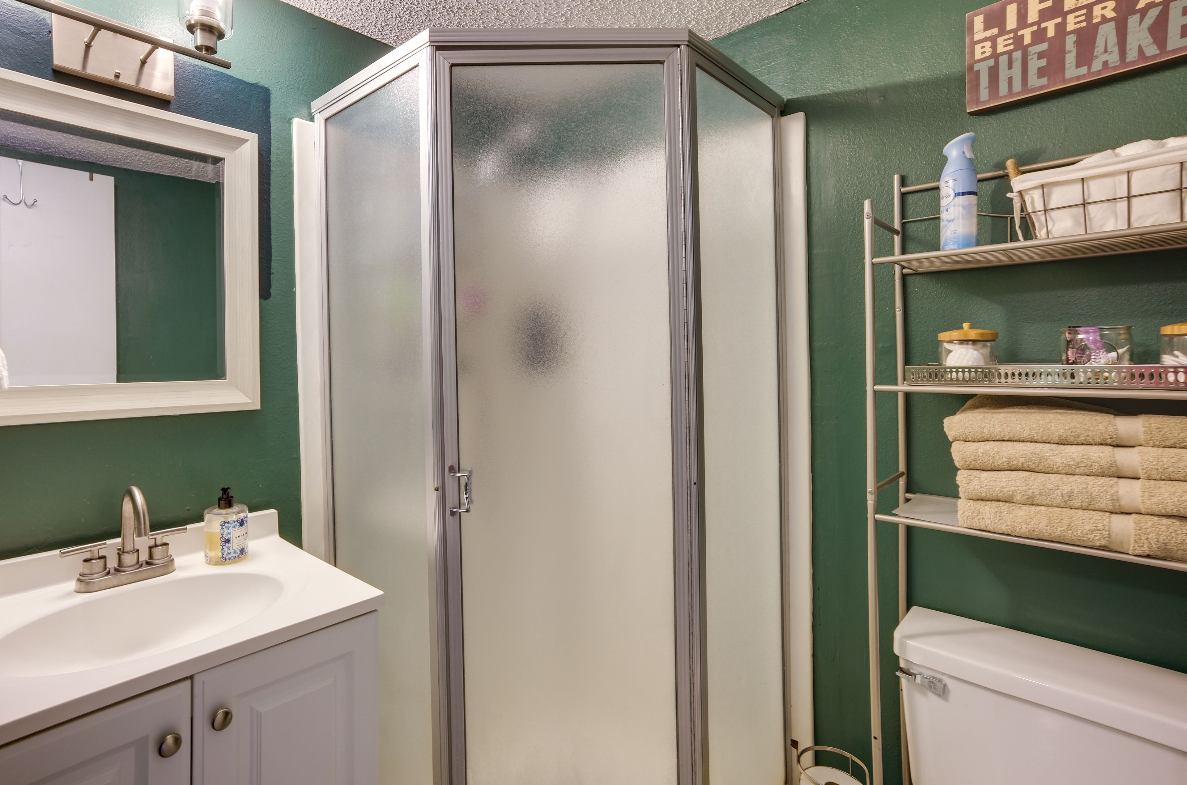 Studio | Full Bathroom | Main Level | Towels Provided | Toiletries