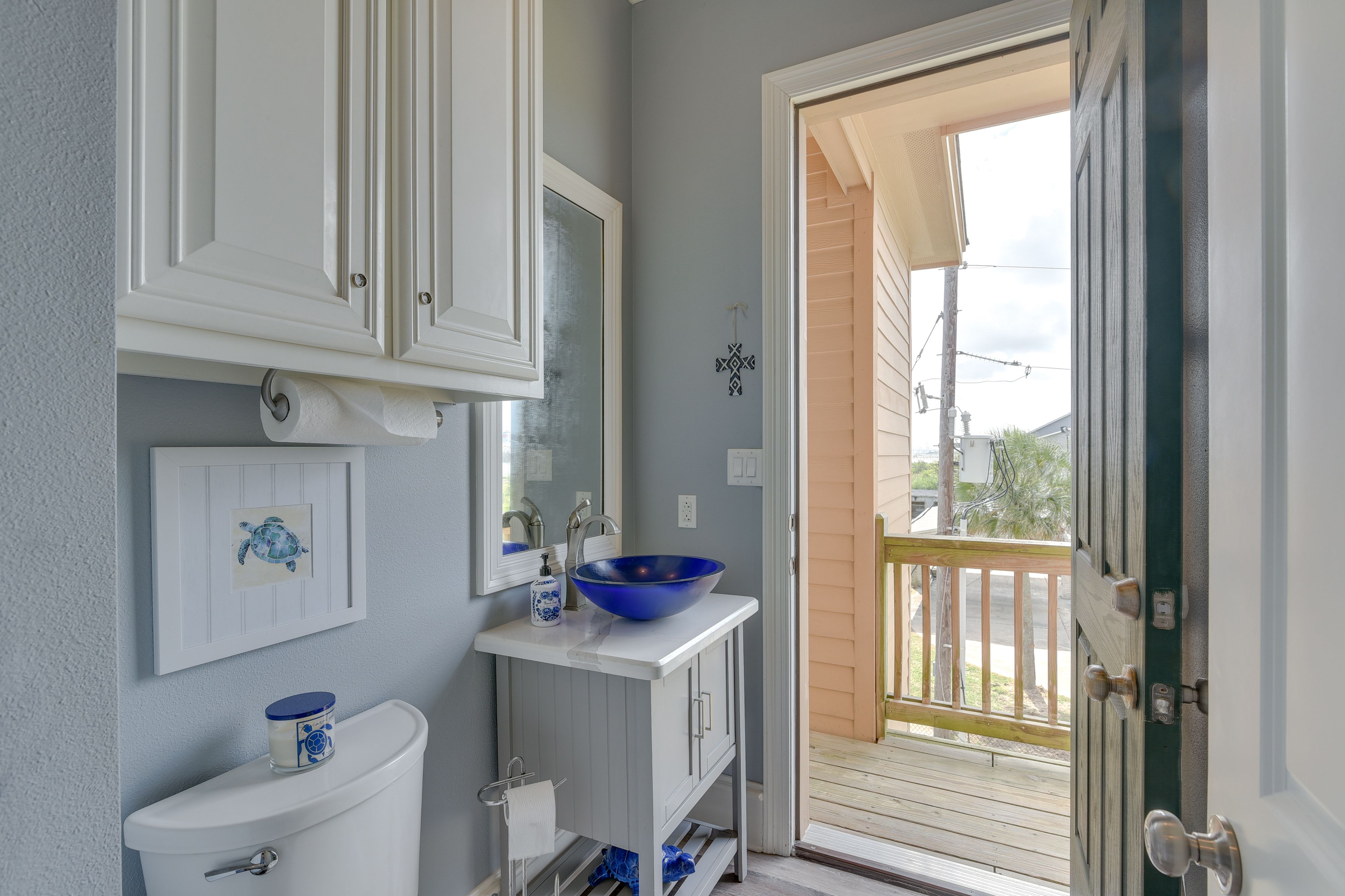 Half Bathroom | Main Floor