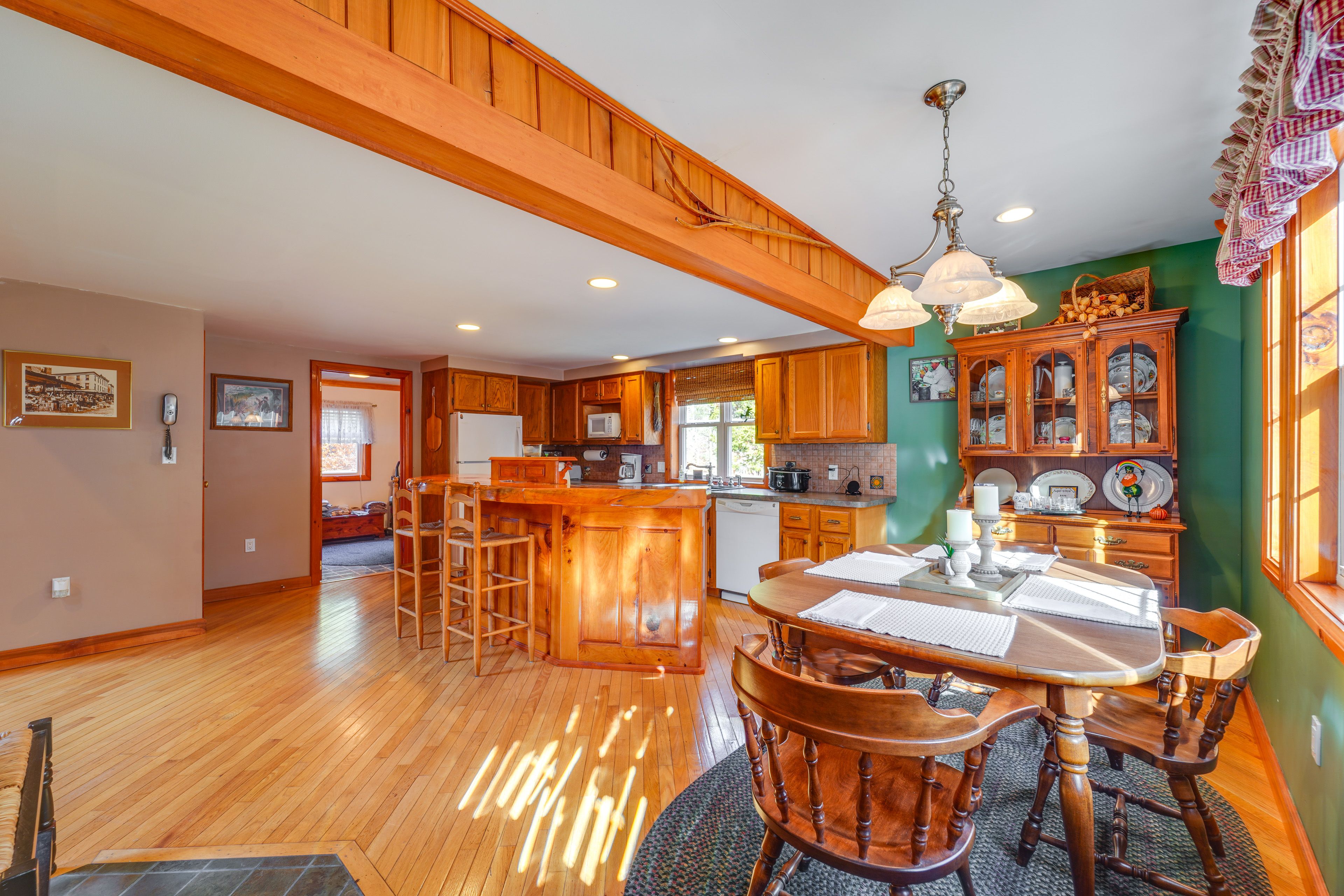 Dining Area | Dishware/Flatware Provided