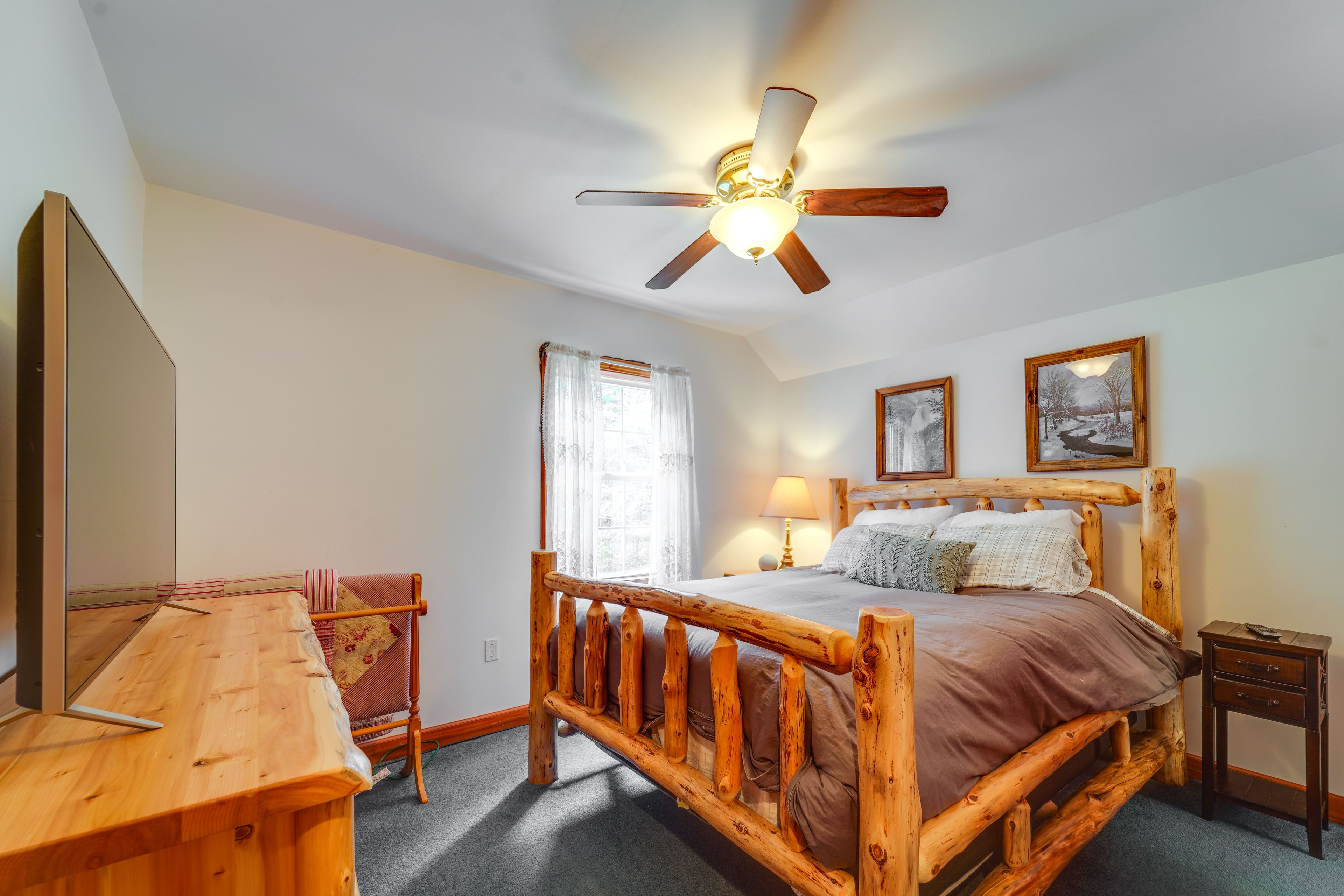 Bedroom 2 | Queen Bed | 2nd Floor | Smart TV