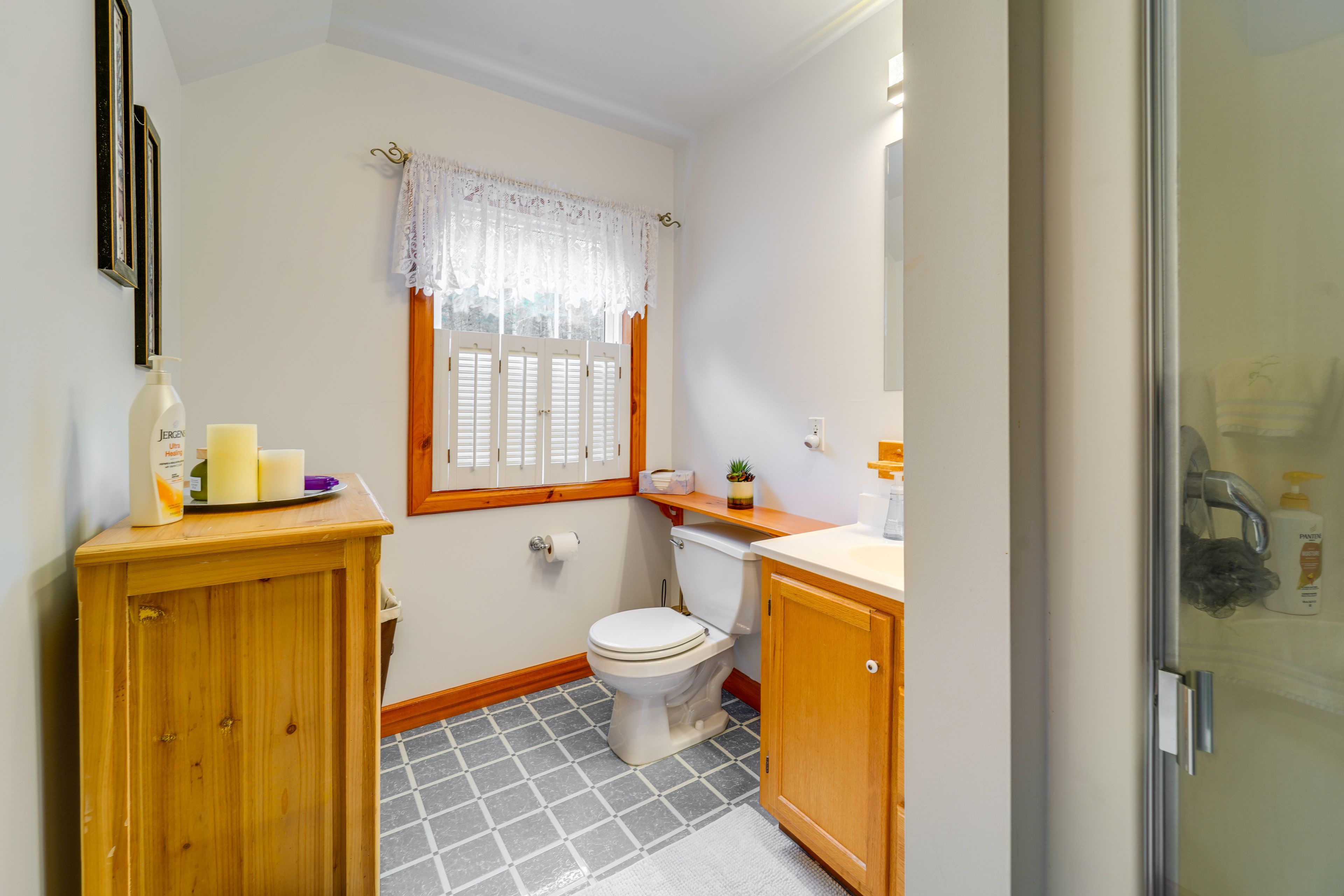 Bathroom | 2nd Floor
