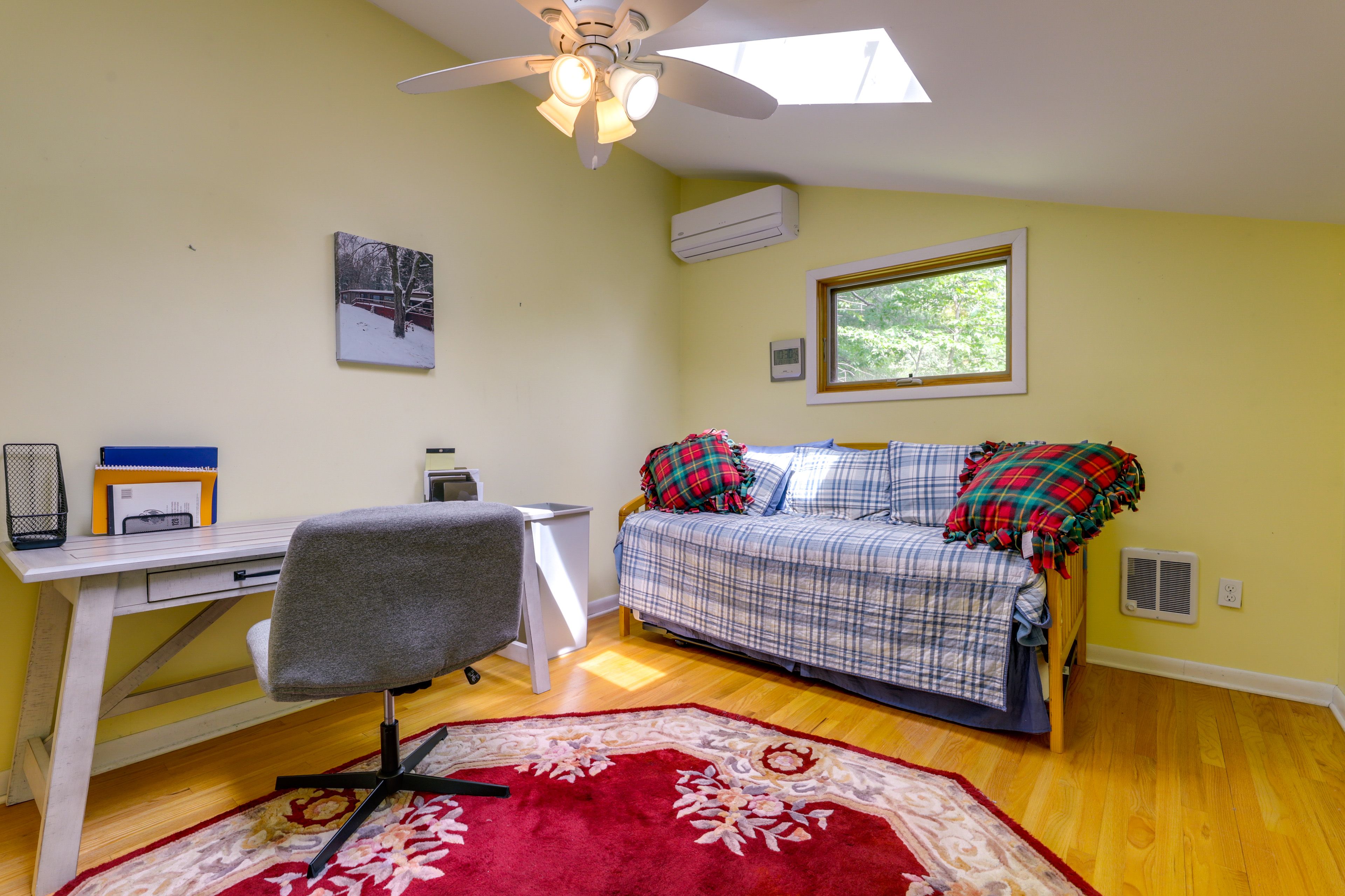 Office | Twin Bed w/ Twin Trundle