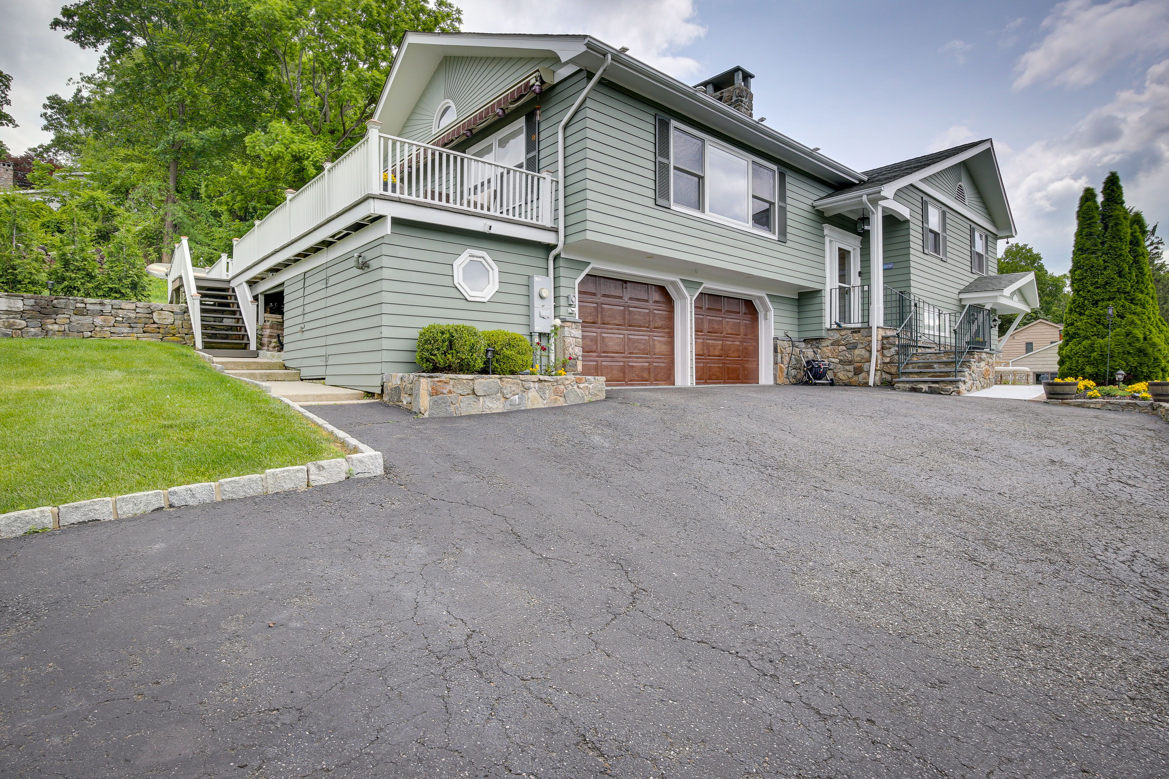 Parking | Driveway (4 Vehicles)