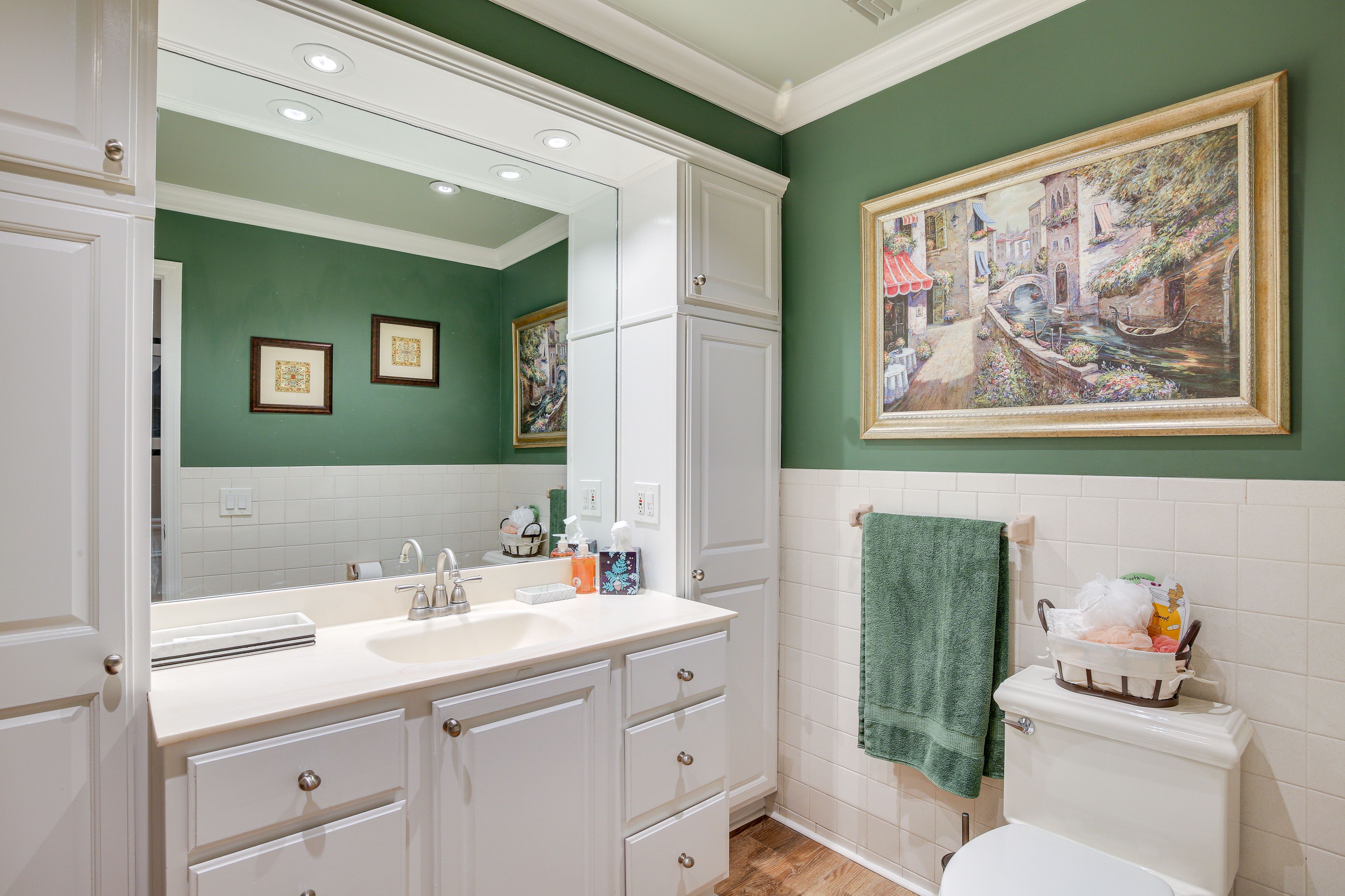 Full Bathroom | Towels Provided